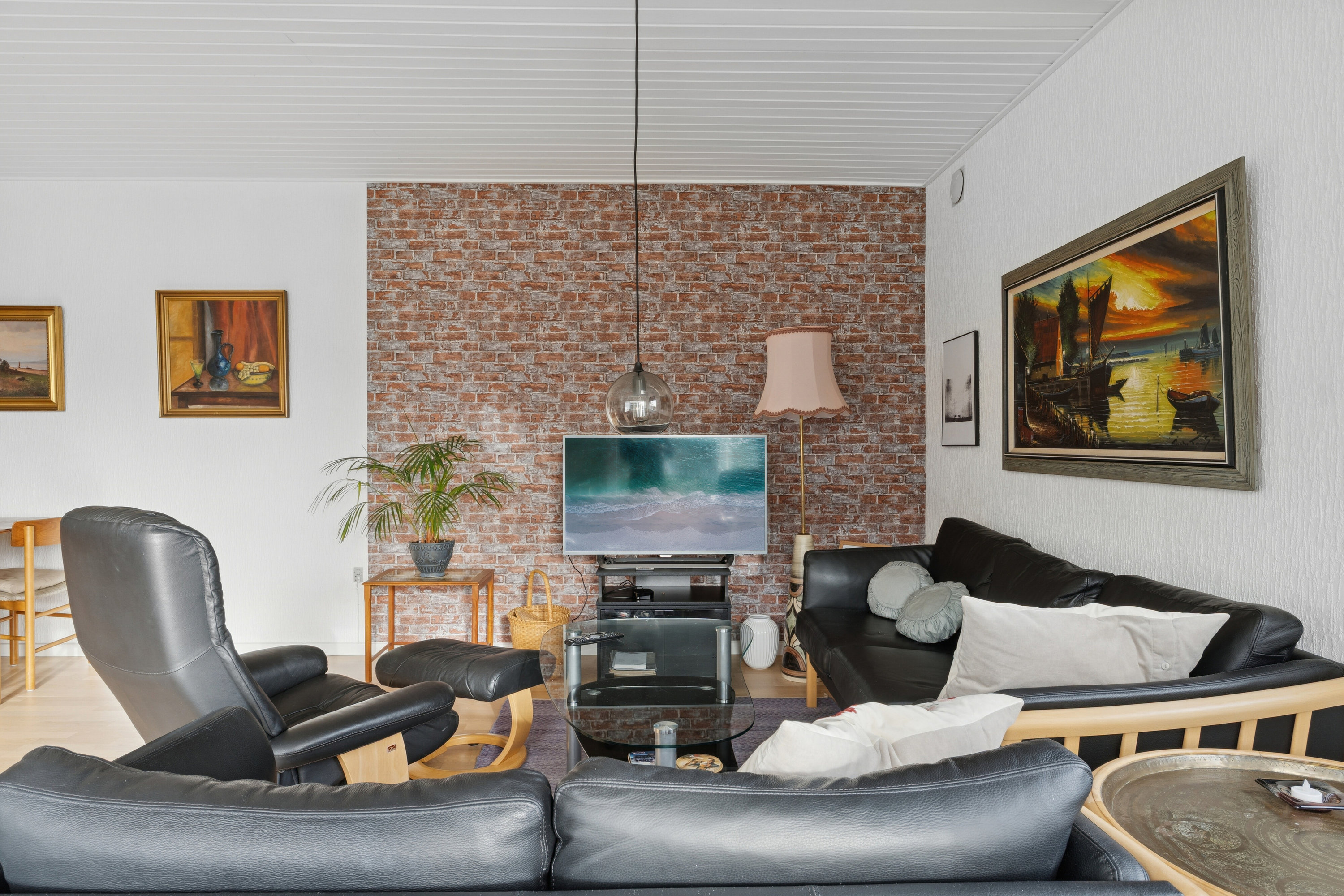 Fremhævet stue billede i fuldskærmstilstand. Billede af Møllevangen 15, 3770 Allinge