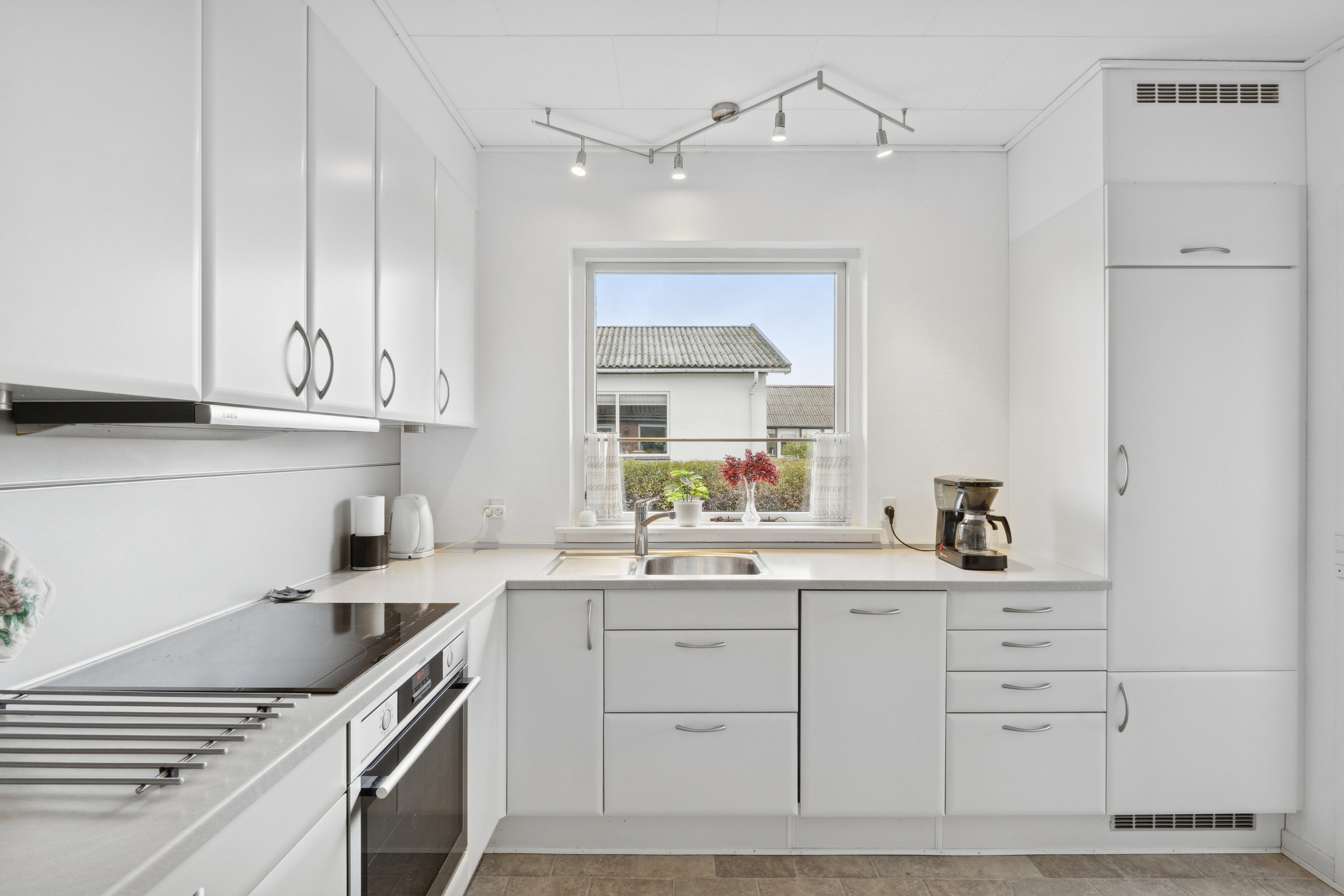 Fremhævet køkken billede i fuldskærmstilstand. Billede af Møllevangen 15, 3770 Allinge