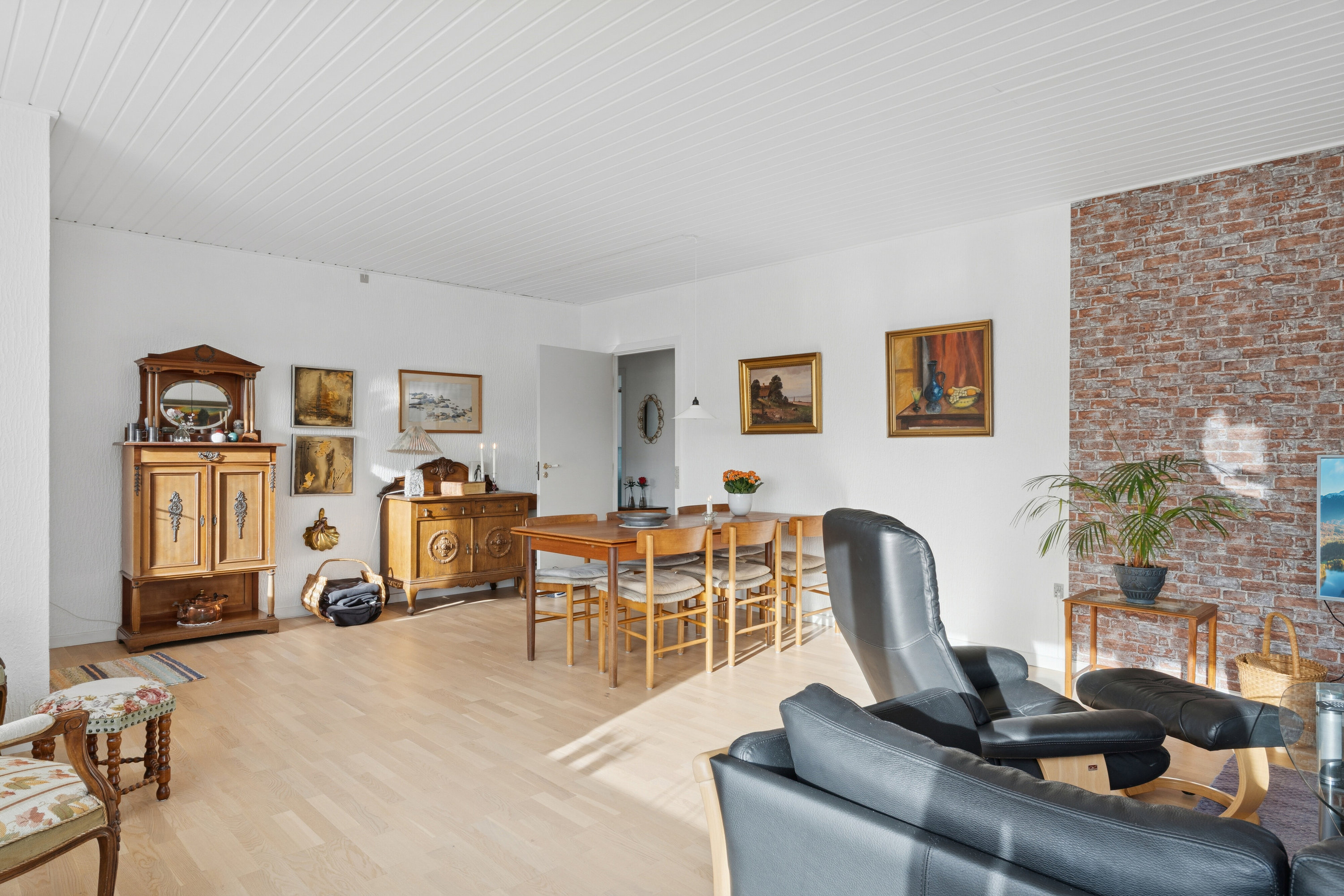 Fremhævet stue billede i fuldskærmstilstand. Billede af Møllevangen 15, 3770 Allinge