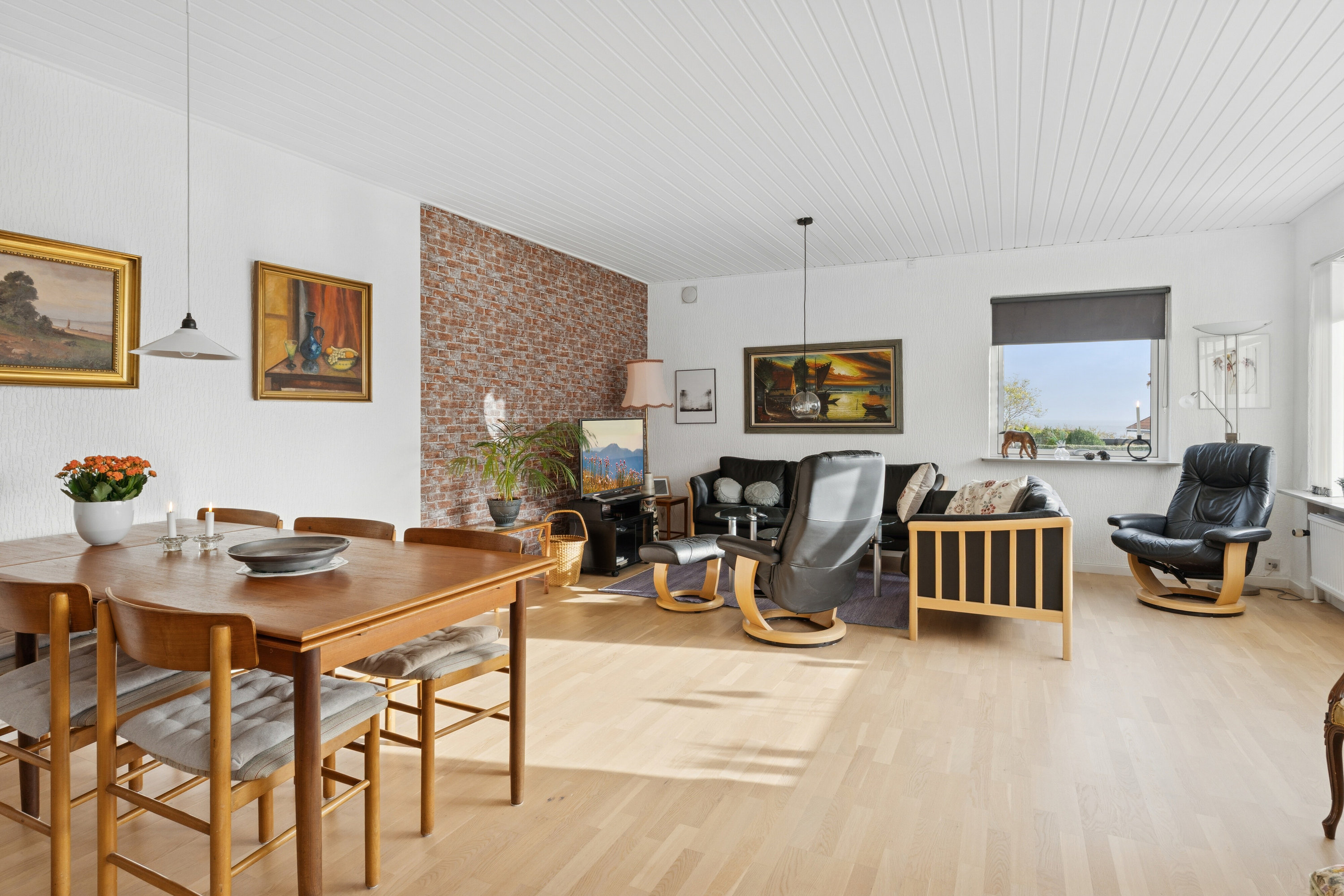 Fremhævet spisestue billede i fuldskærmstilstand. Billede af Møllevangen 15, 3770 Allinge