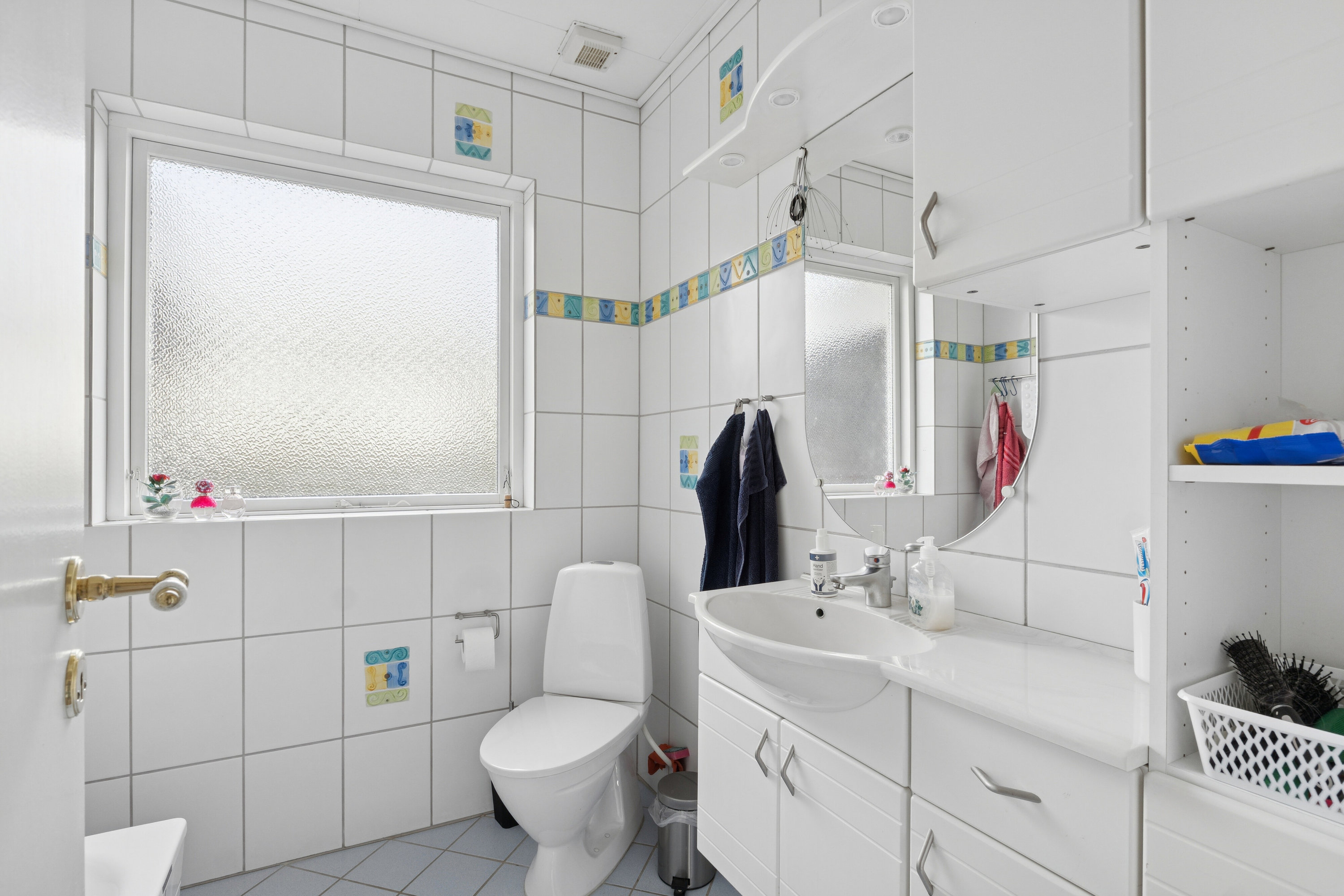 Fremhævet badeværelse billede i fuldskærmstilstand. Billede af Møllevangen 15, 3770 Allinge