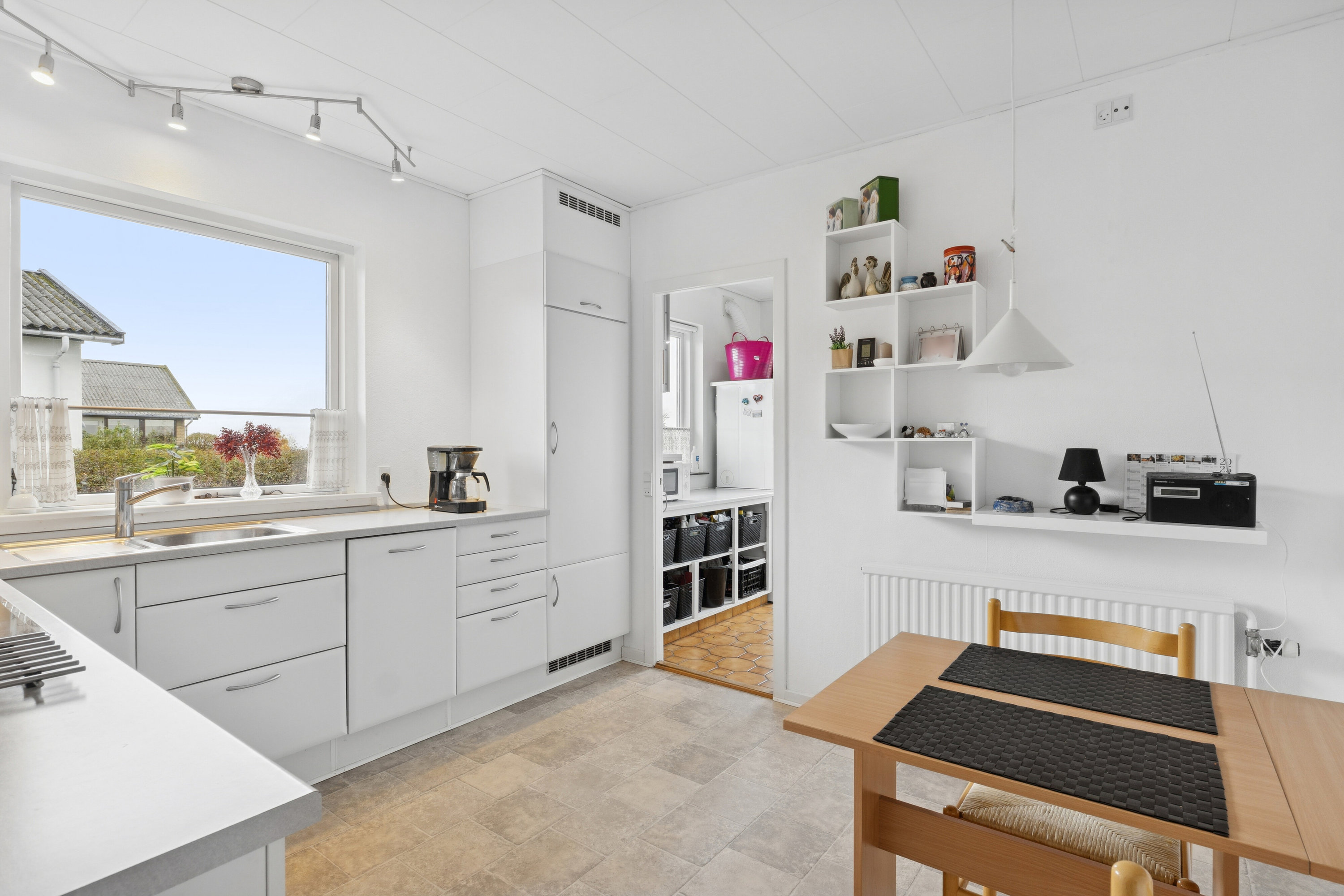 Fremhævet køkken billede i fuldskærmstilstand. Billede af Møllevangen 15, 3770 Allinge