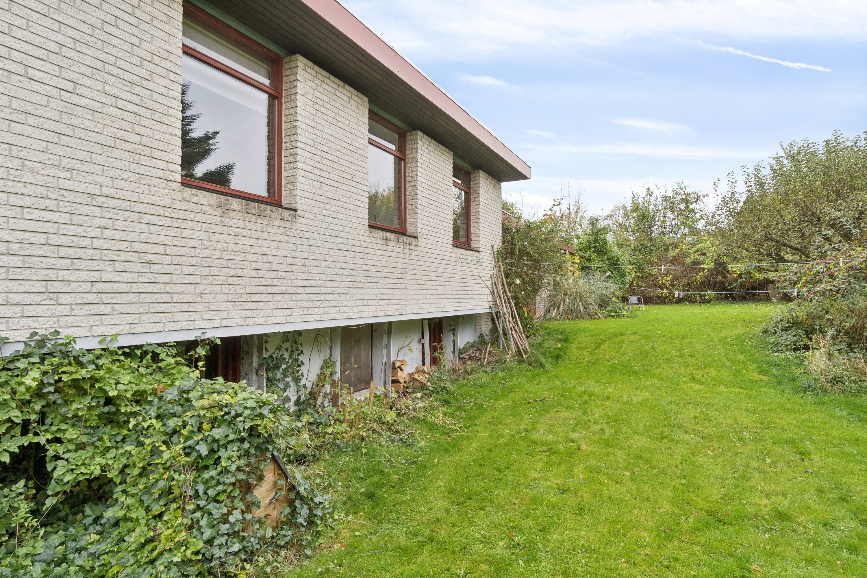 Fremhævet set fra haven billede i fuldskærmstilstand. Billede af Strandbakken 128, 4400 Kalundborg