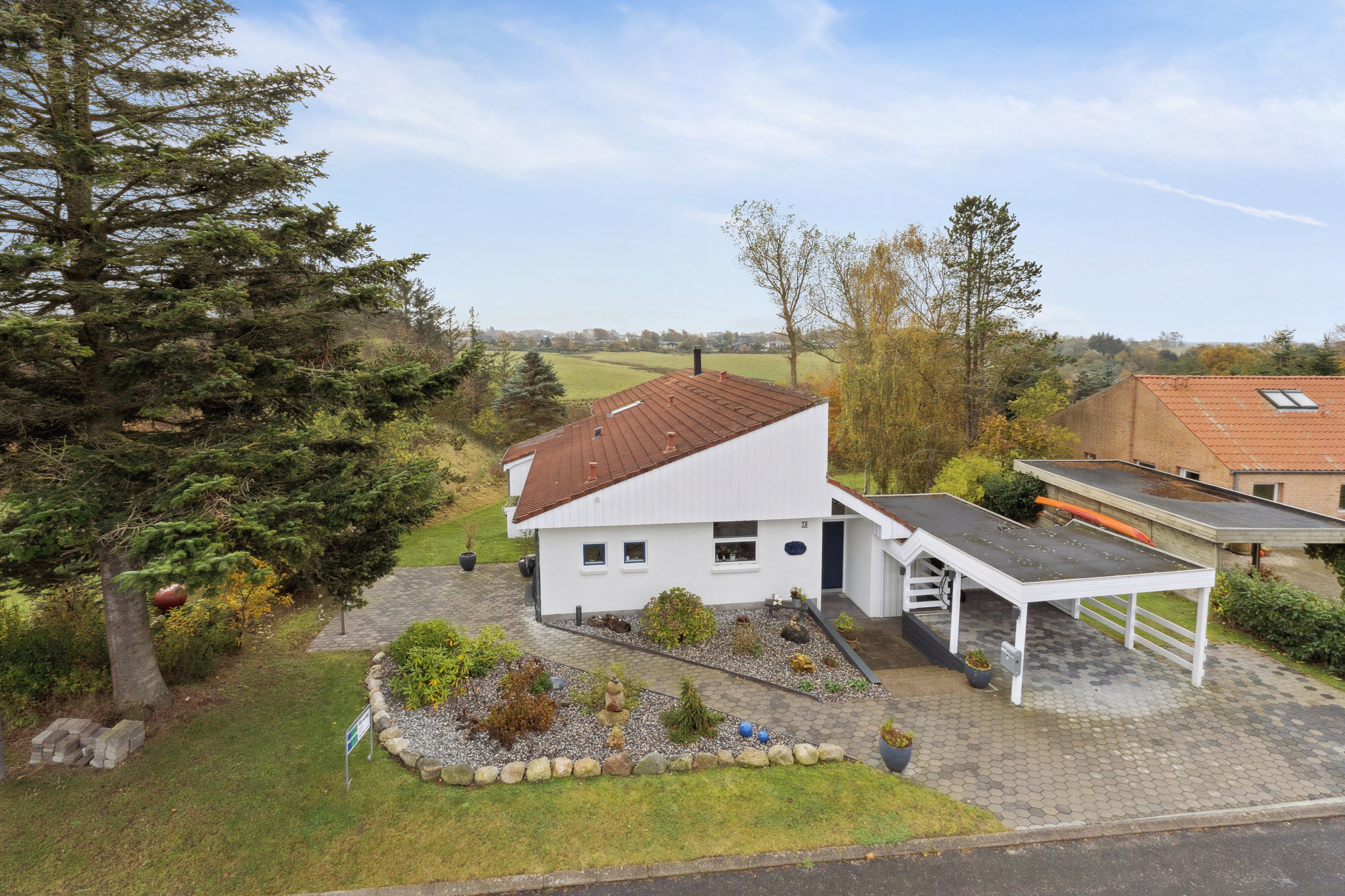 Fremhævet set fra vejen billede i fuldskærmstilstand. Billede af Agerhønevej 18, 9800 Hjørring