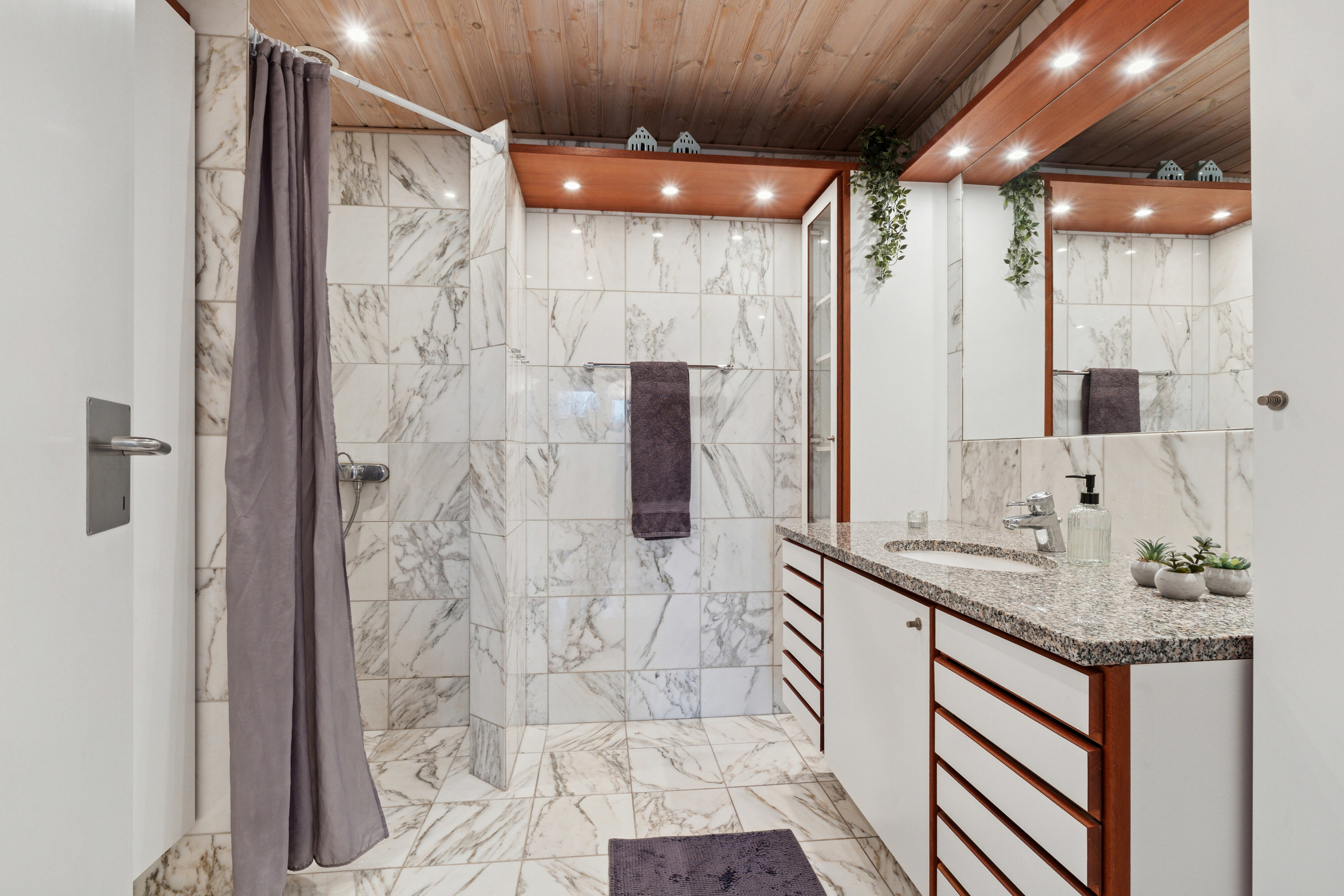 Fremhævet badeværelse billede i fuldskærmstilstand. Billede af Agerhønevej 18, 9800 Hjørring