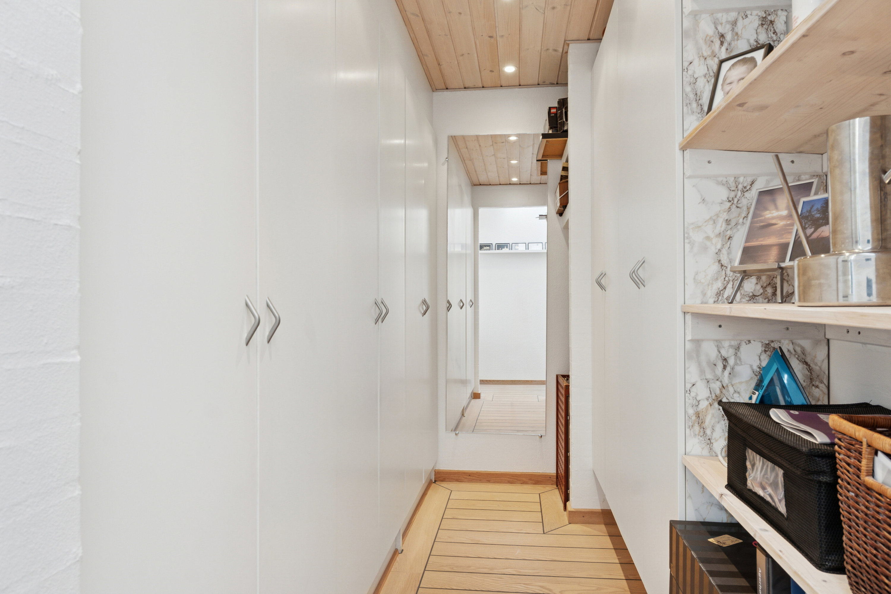 Fremhævet walk-in billede i fuldskærmstilstand. Billede af Agerhønevej 18, 9800 Hjørring