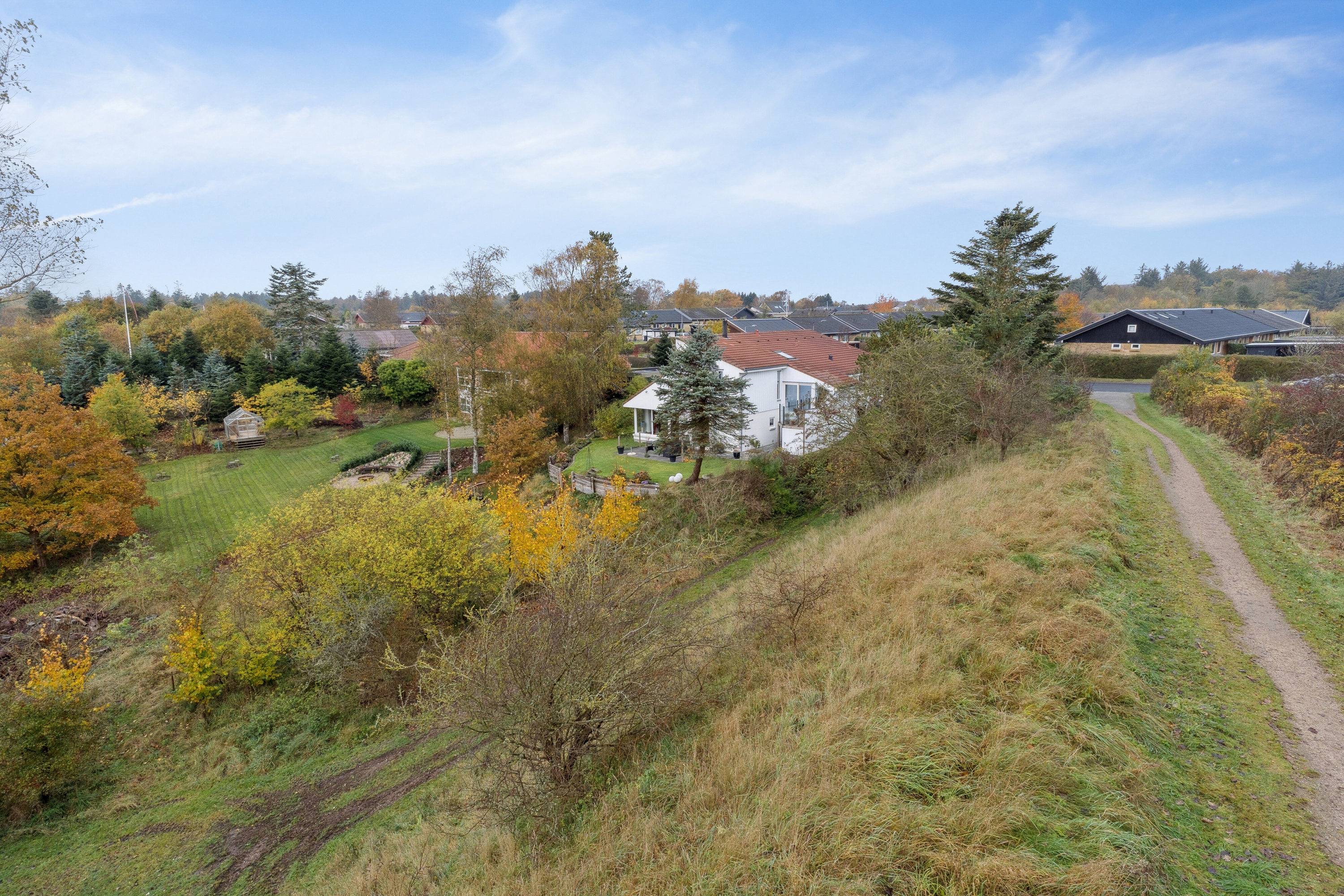 Fremhævet set fra vejen billede i fuldskærmstilstand. Billede af Agerhønevej 18, 9800 Hjørring