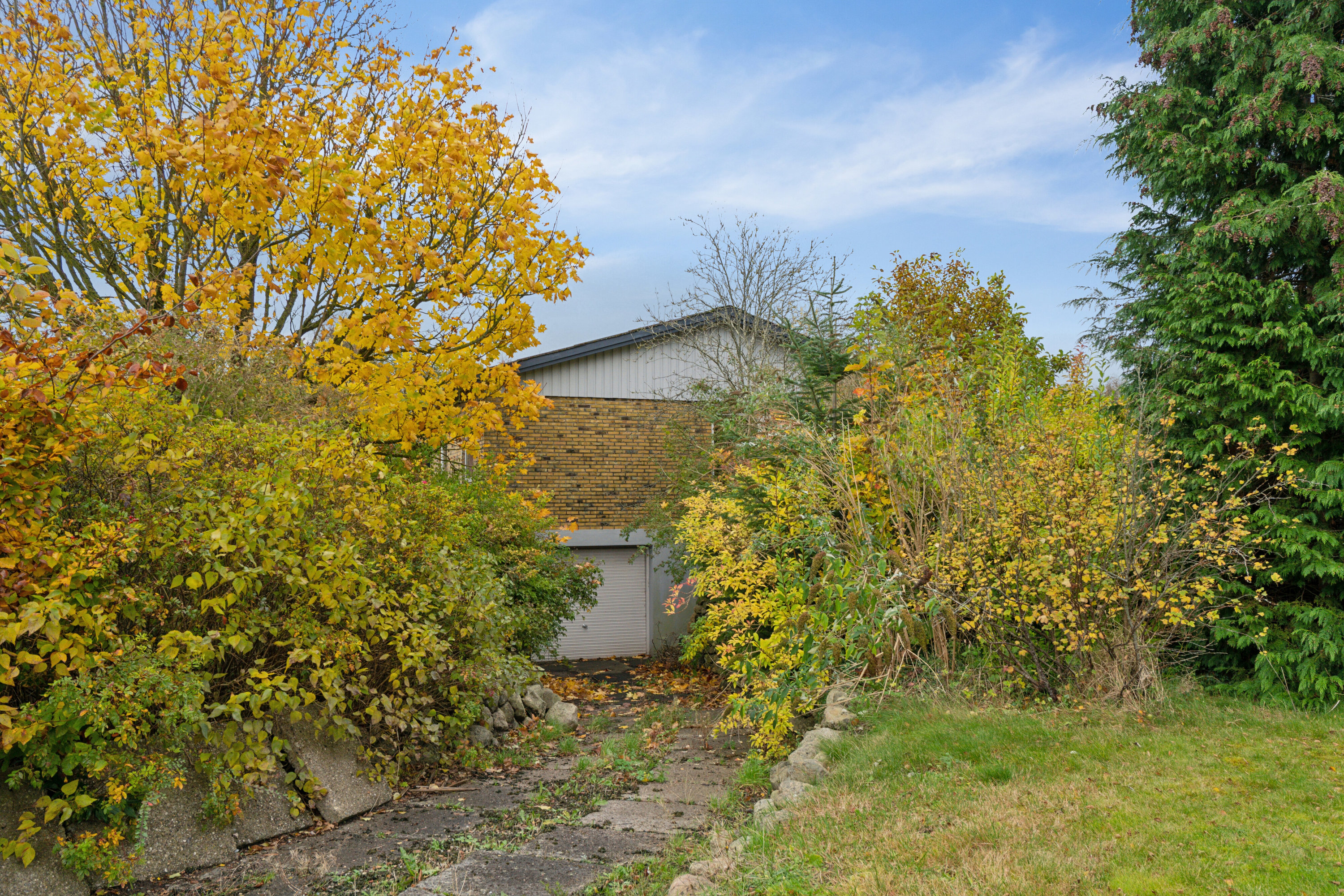 Fremhævet set fra haven billede i fuldskærmstilstand. Billede af Elmevænget 2, 5771 Stenstrup