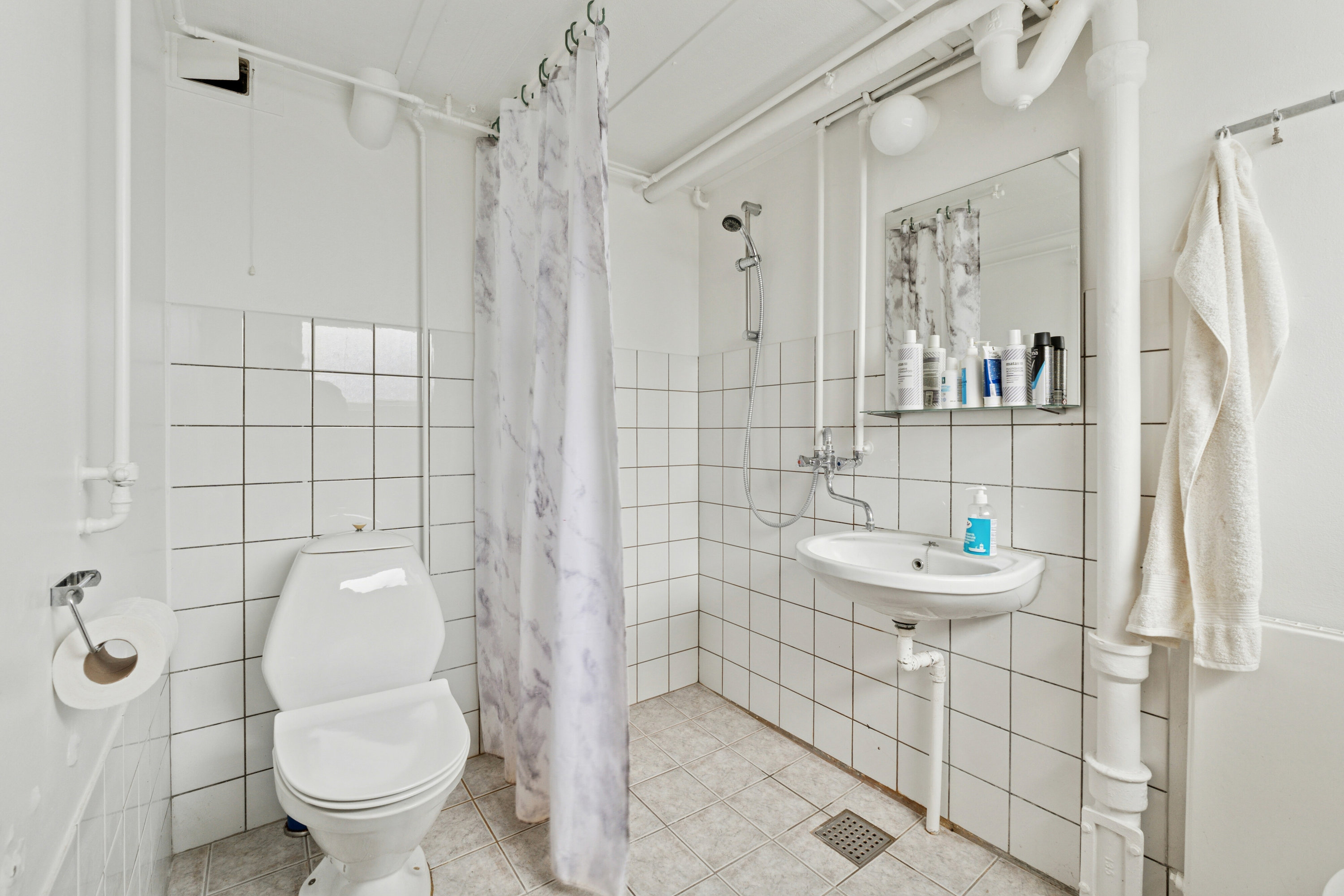 Fremhævet badeværelse billede i fuldskærmstilstand. Billede af Elmevænget 2, 5771 Stenstrup