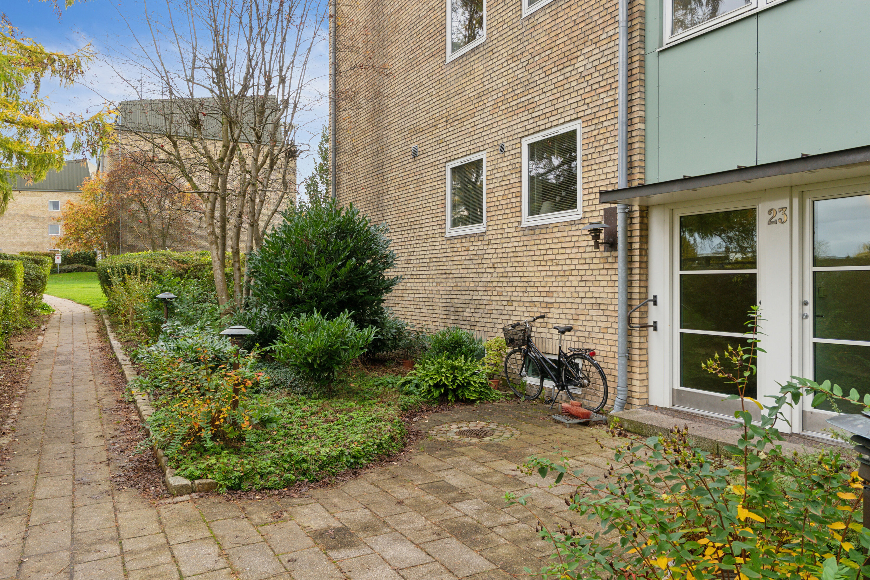 Fremhævet facade billede i fuldskærmstilstand. Billede af Cedervænget 23, 2. th., 2830 Virum