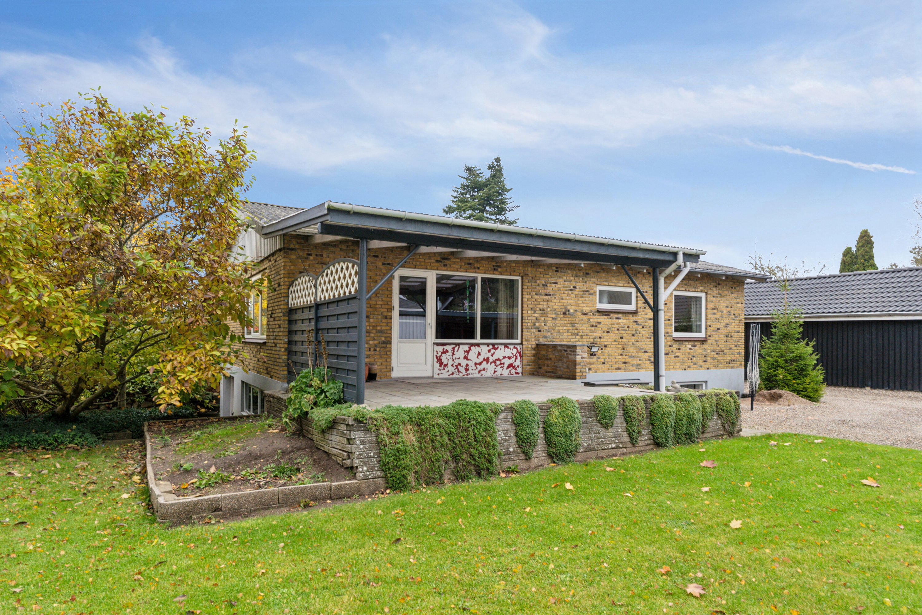 Fremhævet set fra haven billede i fuldskærmstilstand. Billede af Elmevænget 2, 5771 Stenstrup