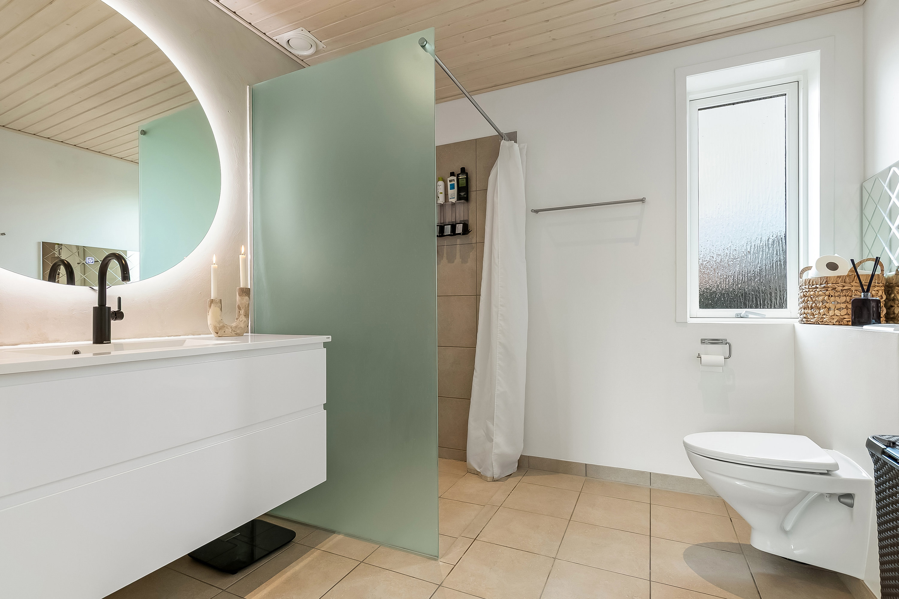 Fremhævet badeværelse billede i fuldskærmstilstand. Billede af Borggårdsparken 26, 7080 Børkop