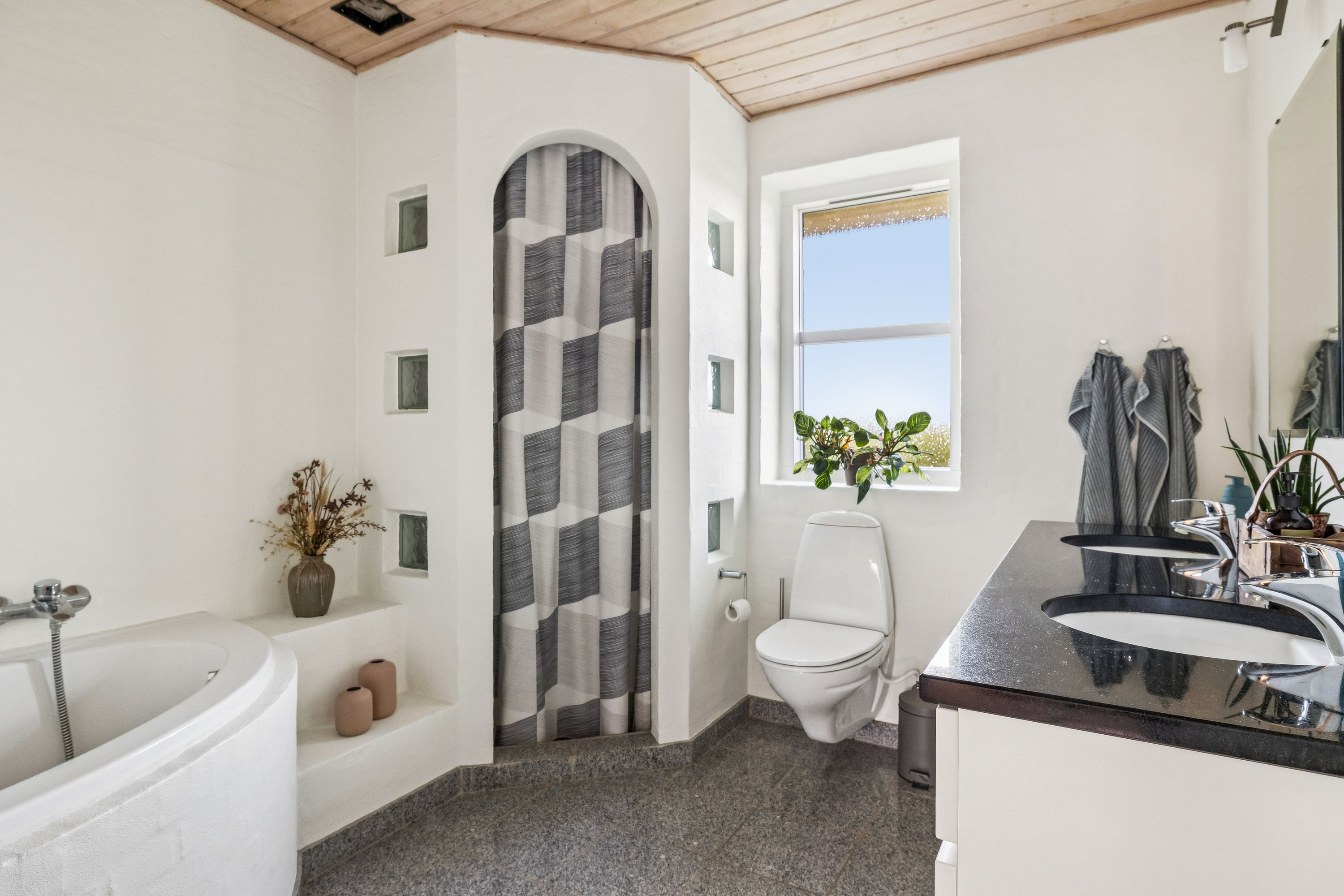 Fremhævet badeværelse billede i fuldskærmstilstand. Billede af Skovkildeparken 73, Virring, 8660 Skanderborg