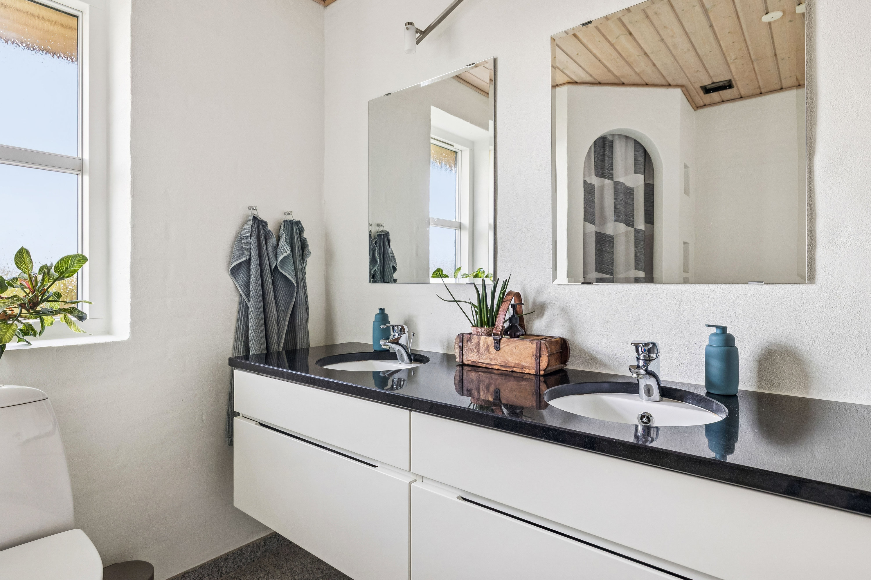 Fremhævet badeværelse billede i fuldskærmstilstand. Billede af Skovkildeparken 73, Virring, 8660 Skanderborg