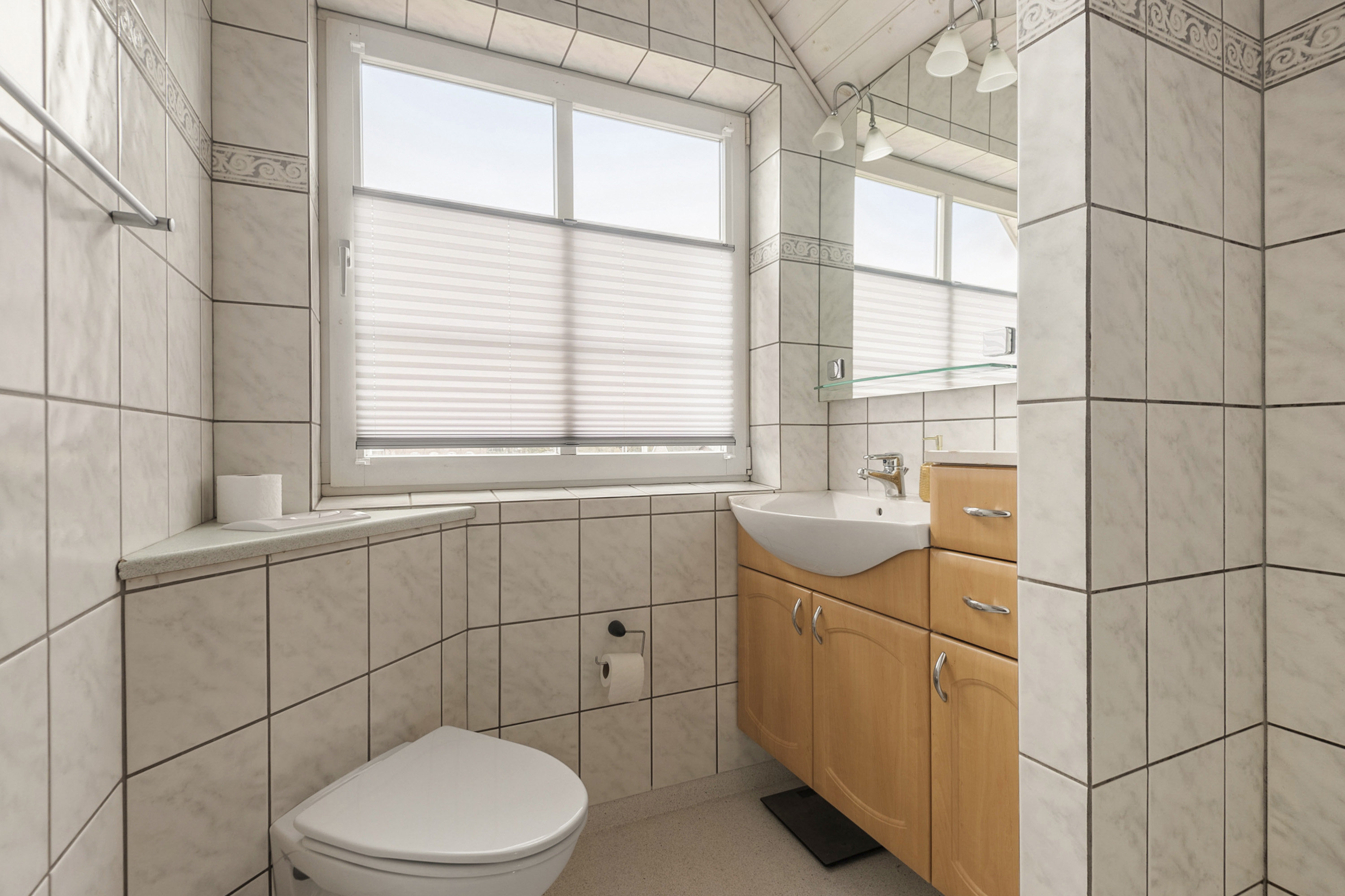 Fremhævet toilet billede i fuldskærmstilstand. Billede af Gunderupvej 10, Horne, 6800 Varde