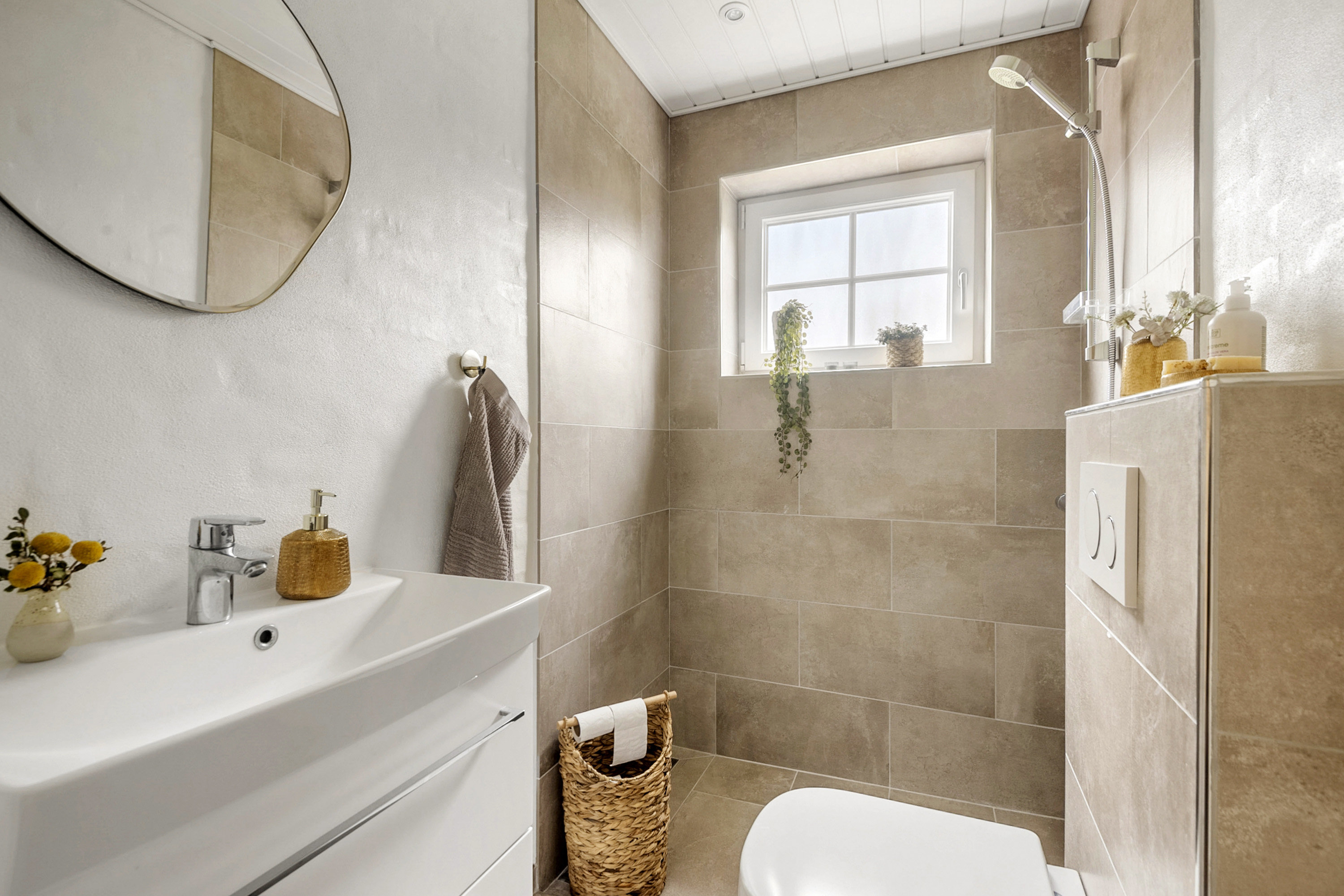 Fremhævet toilet billede i fuldskærmstilstand. Billede af Gunderupvej 10, Horne, 6800 Varde