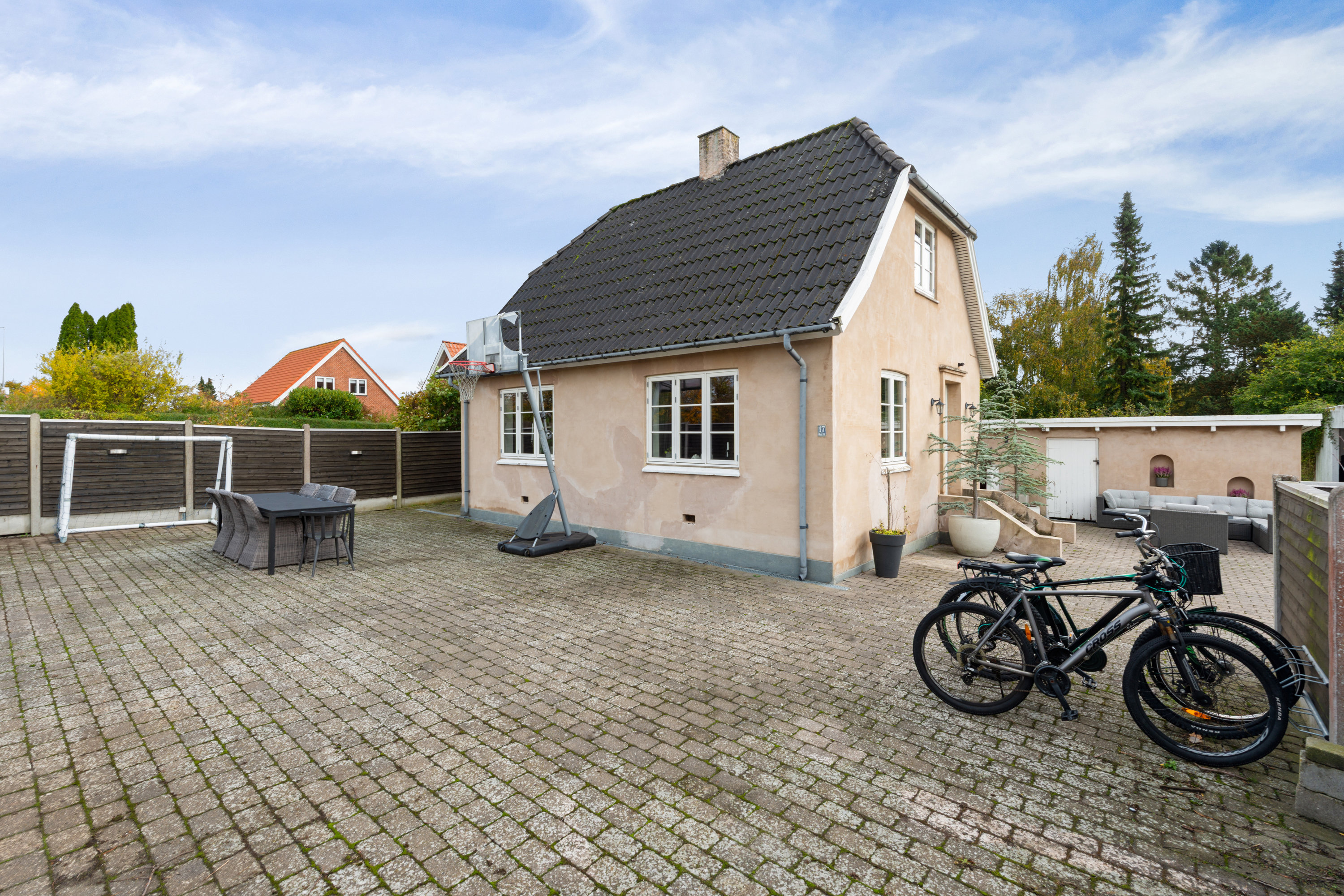 Fremhævet ejendommen billede i fuldskærmstilstand. Billede af Karlslunde Landevej 17, 2690 Karlslunde