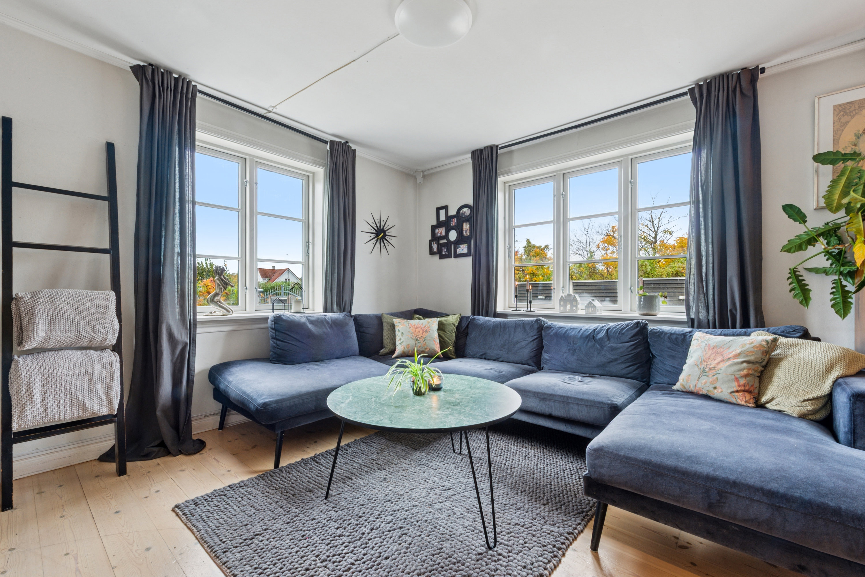 Fremhævet stue billede i fuldskærmstilstand. Billede af Karlslunde Landevej 17, 2690 Karlslunde