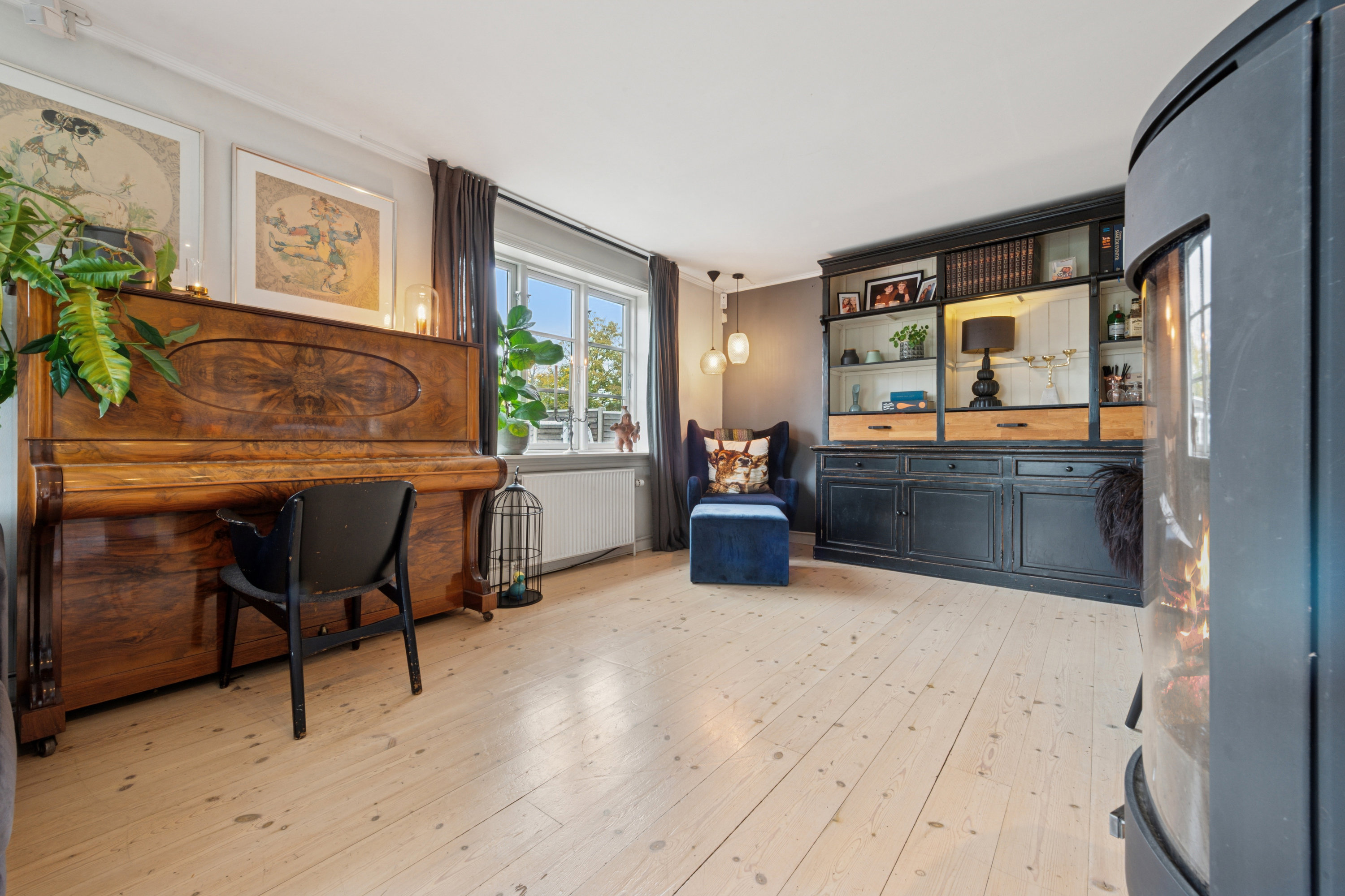 Fremhævet stue billede i fuldskærmstilstand. Billede af Karlslunde Landevej 17, 2690 Karlslunde