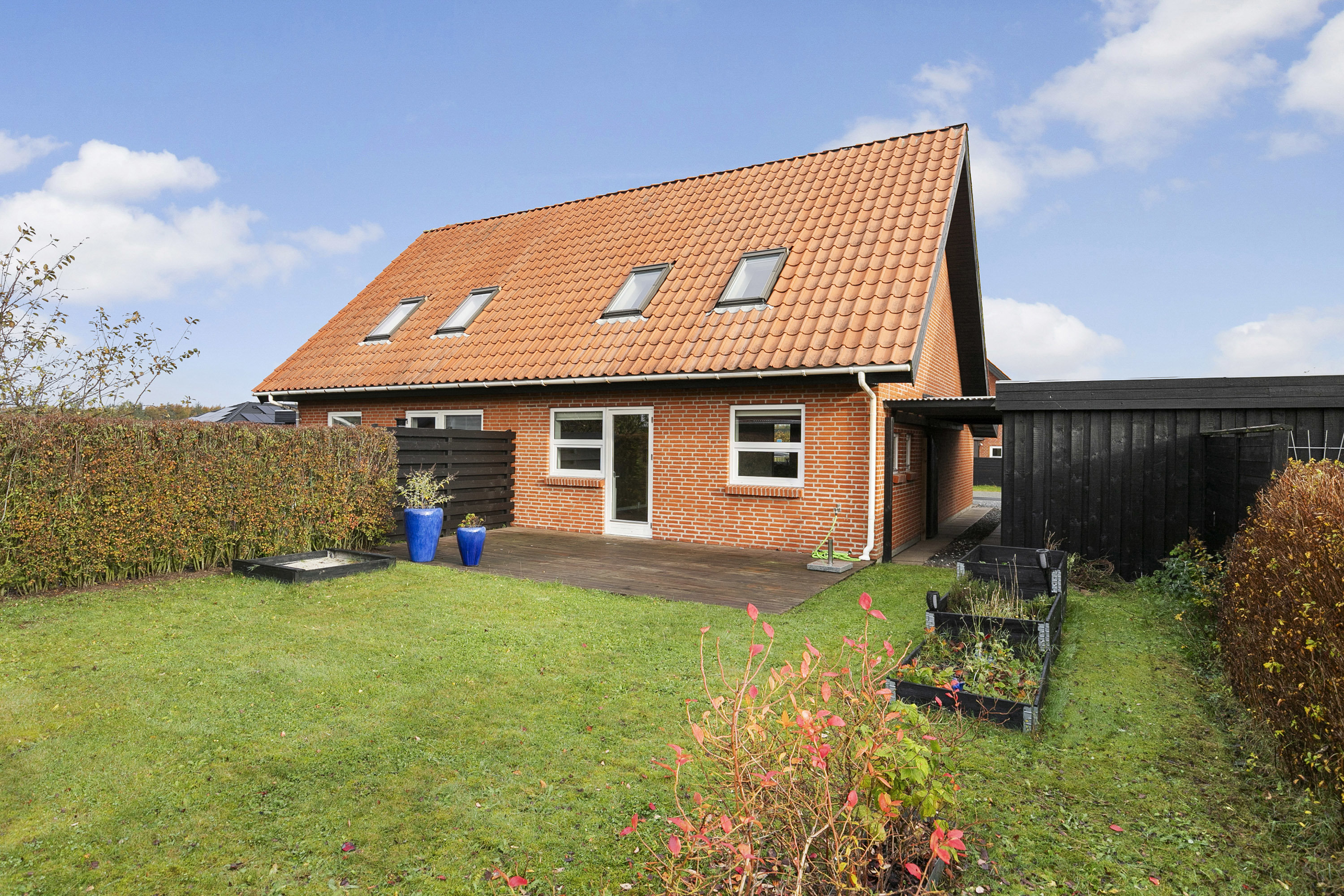 Fremhævet facade billede i fuldskærmstilstand. Billede af Otto Mallings Kvarter 25, 9700 Brønderslev