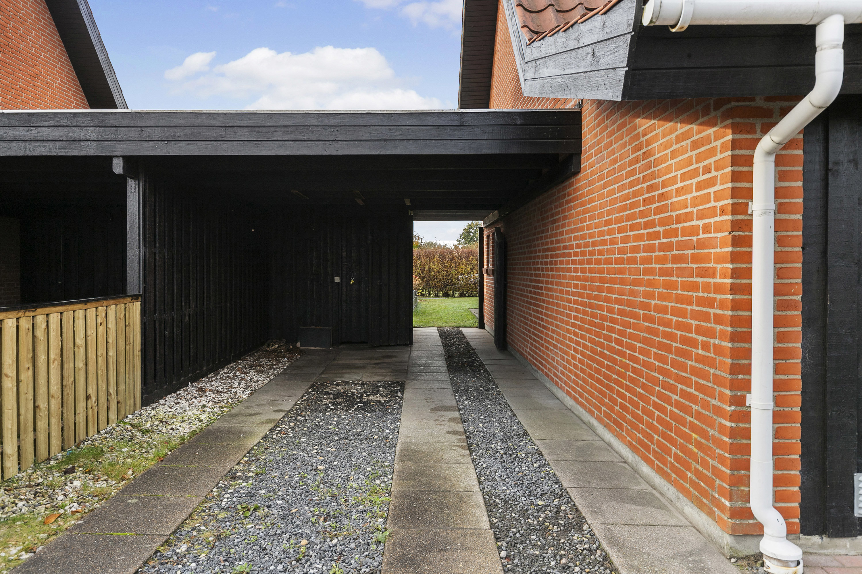 Fremhævet facade billede i fuldskærmstilstand. Billede af Otto Mallings Kvarter 25, 9700 Brønderslev