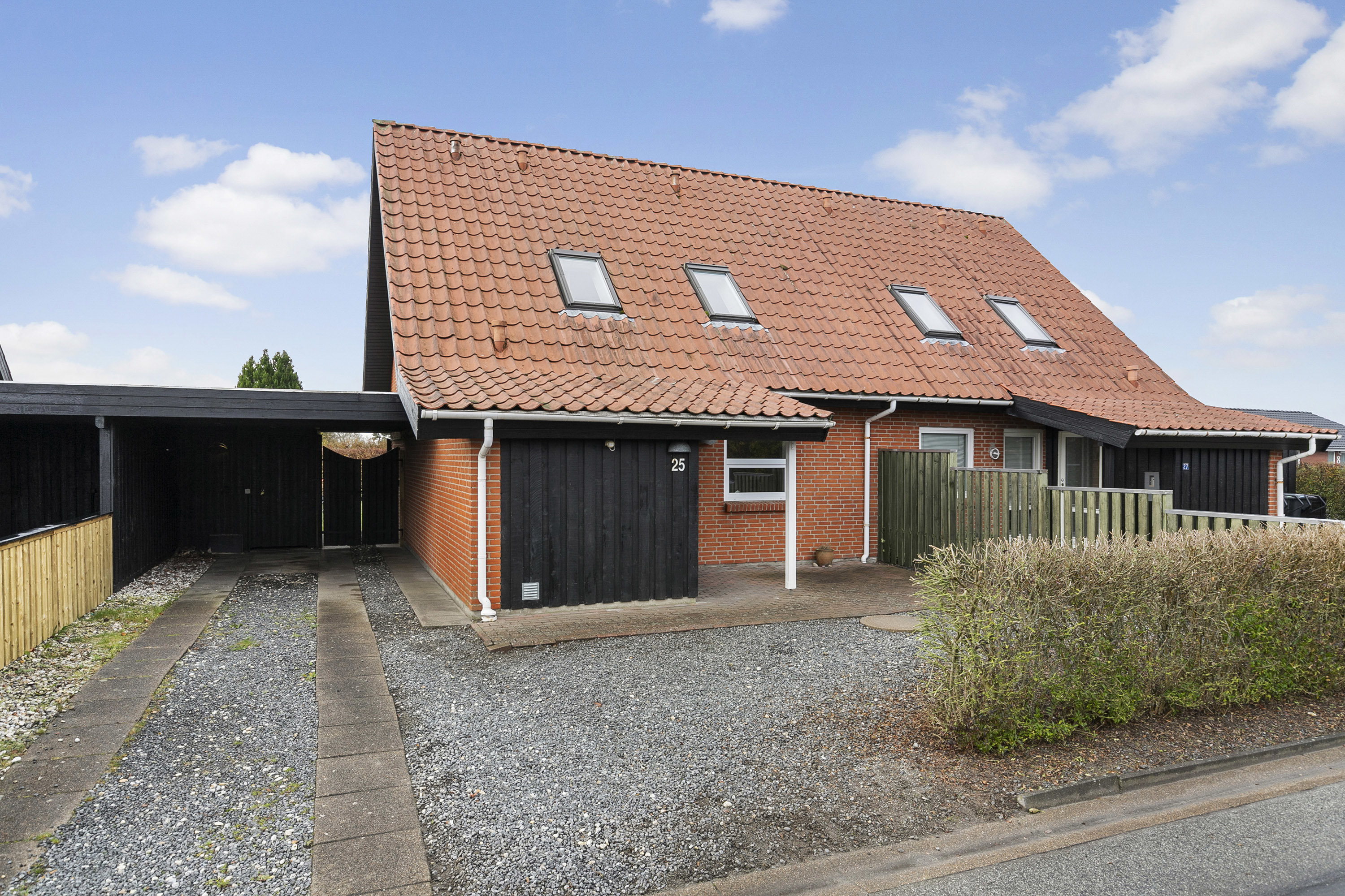 Fremhævet facade billede i fuldskærmstilstand. Billede af Otto Mallings Kvarter 25, 9700 Brønderslev