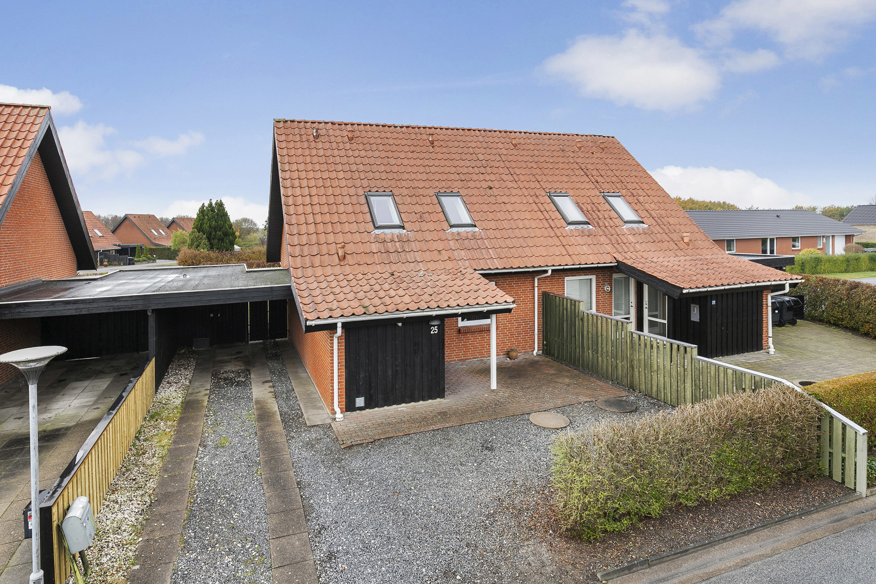 Fremhævet facade billede i fuldskærmstilstand. Billede af Otto Mallings Kvarter 25, 9700 Brønderslev