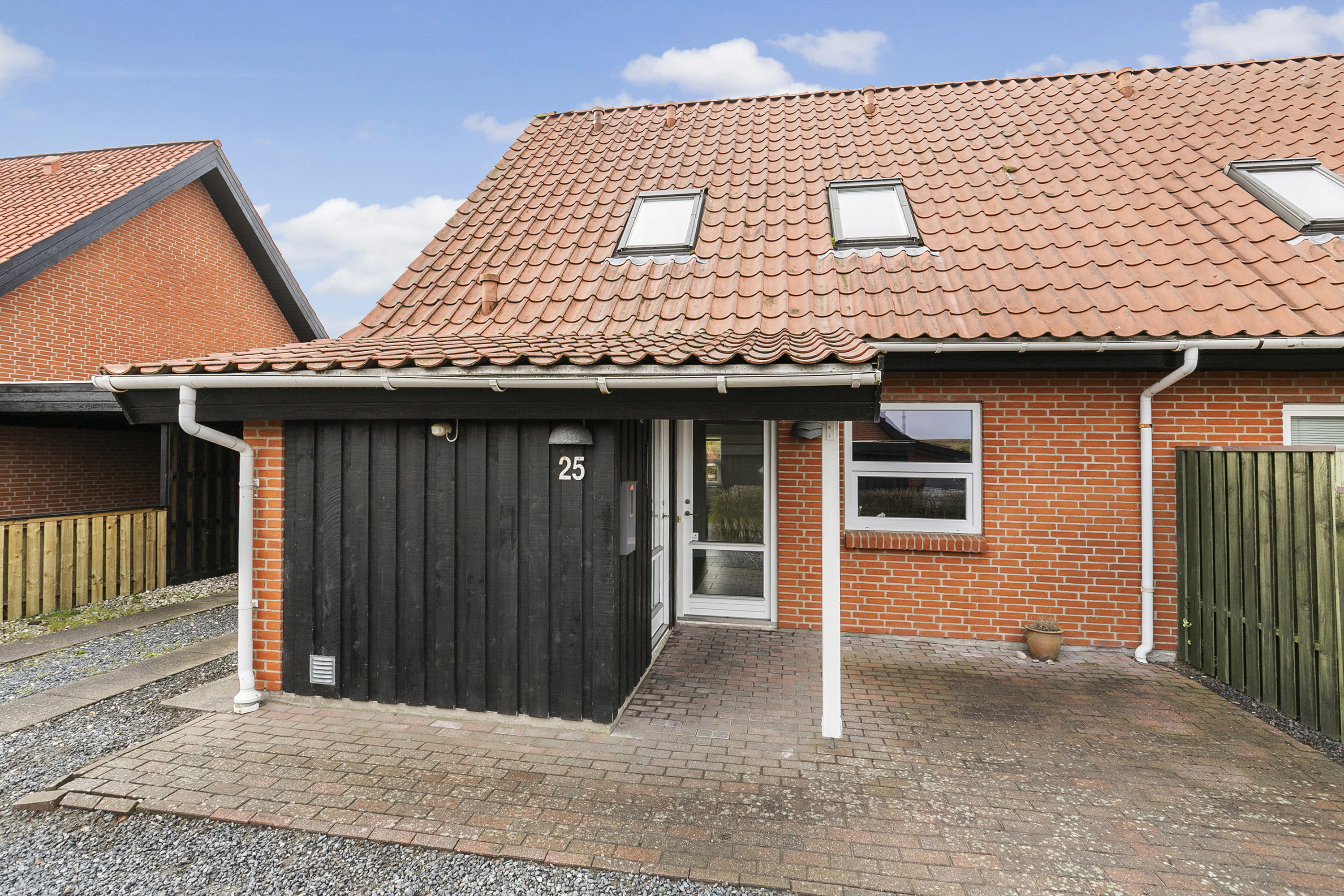 Fremhævet facade billede i fuldskærmstilstand. Billede af Otto Mallings Kvarter 25, 9700 Brønderslev