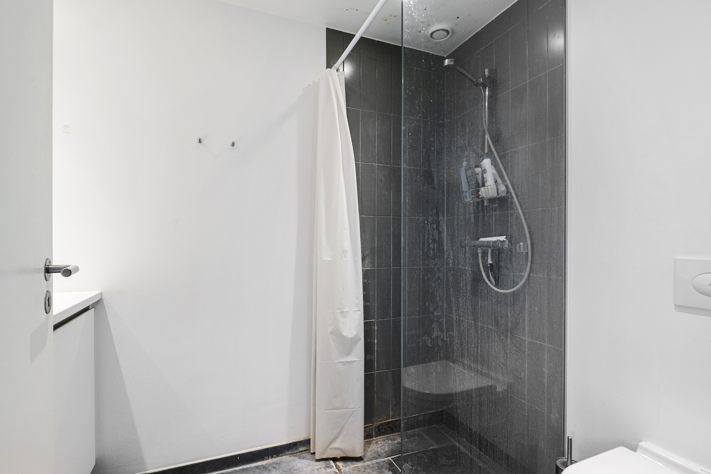 Fremhævet badeværelse billede i fuldskærmstilstand. Billede af Nørrebrogade 20F, 3. th., 8000 Aarhus C