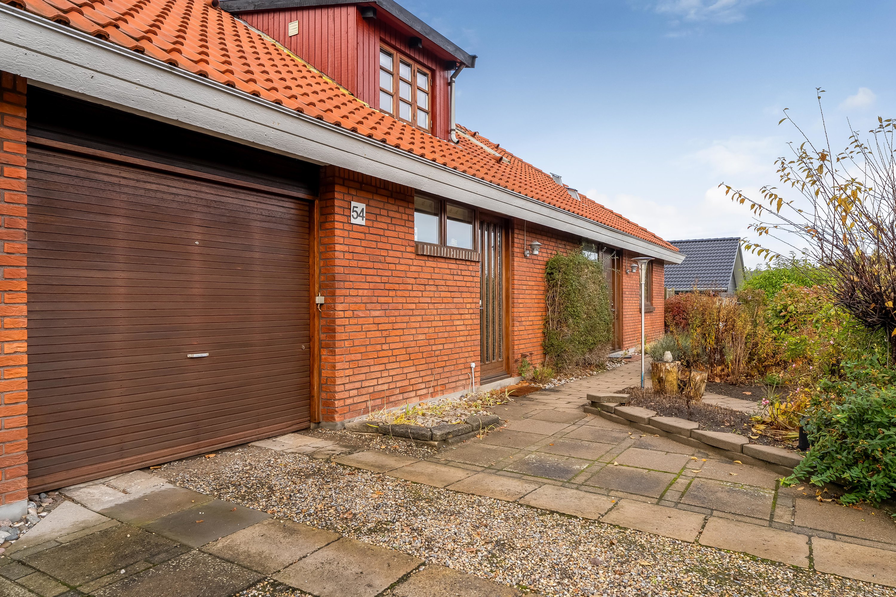 Fremhævet facade billede i fuldskærmstilstand. Billede af Ålholmparken 54, 3400 Hillerød