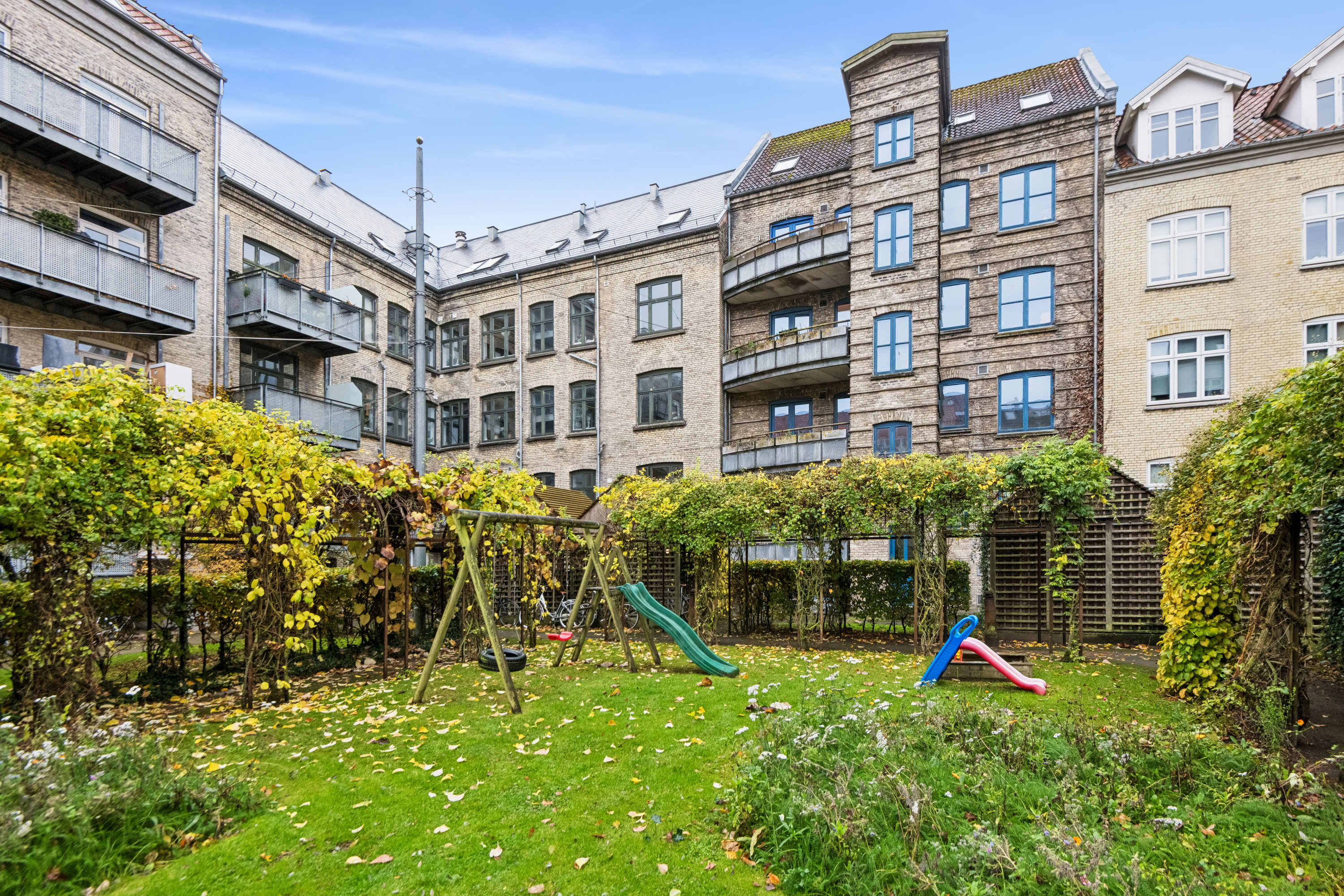 Fremhævet gårdmiljø billede i fuldskærmstilstand. Billede af Christiansgade 35, st.. tv., 9000 Aalborg