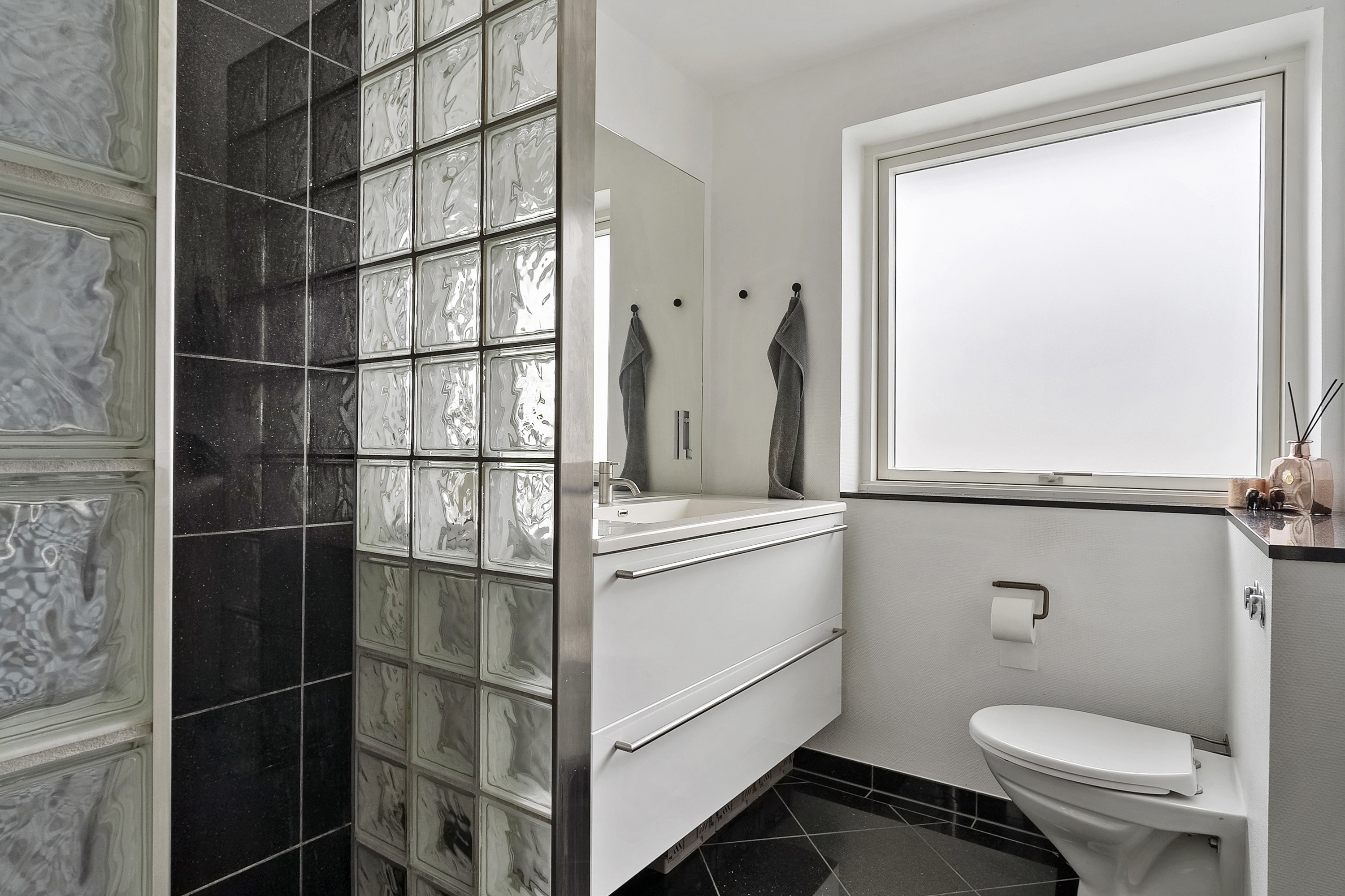 Fremhævet badeværelse billede i fuldskærmstilstand. Billede af Stevedorevej 6A, 8700 Horsens