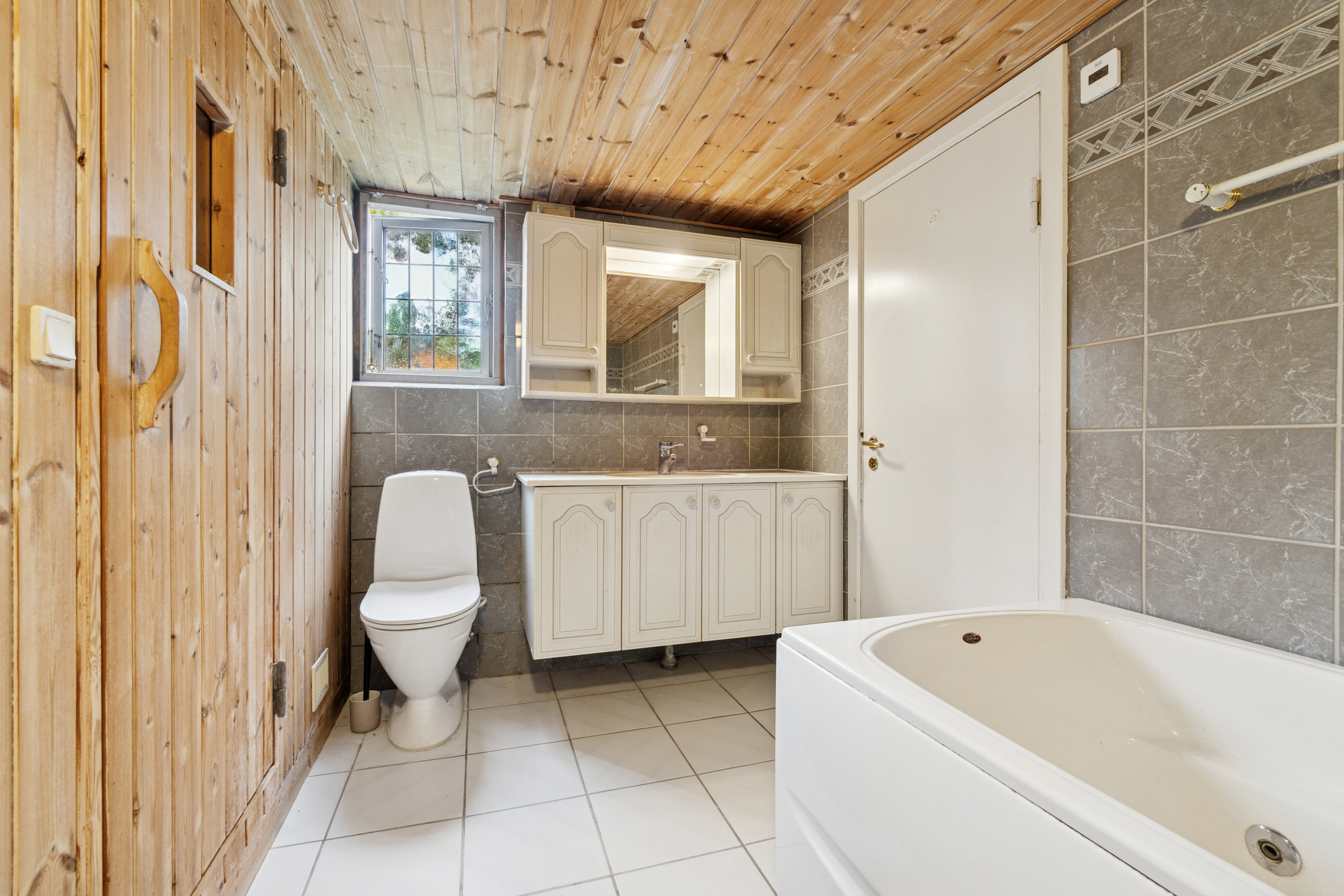 Fremhævet badeværelse billede i fuldskærmstilstand. Billede af Bødkergårdsvej 19, 3300 Frederiksværk