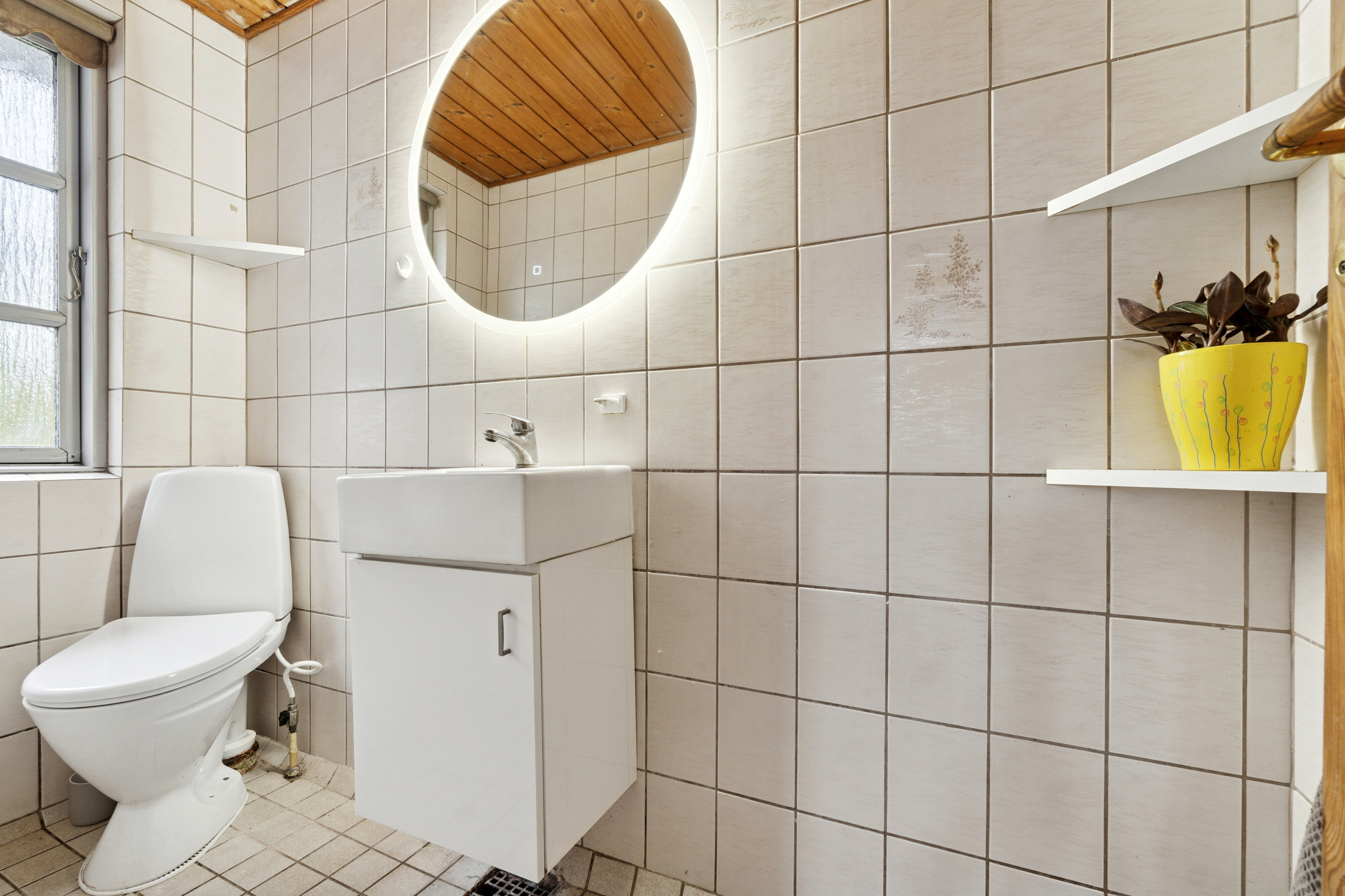 Fremhævet gæstetoilet billede i fuldskærmstilstand. Billede af Bødkergårdsvej 19, 3300 Frederiksværk