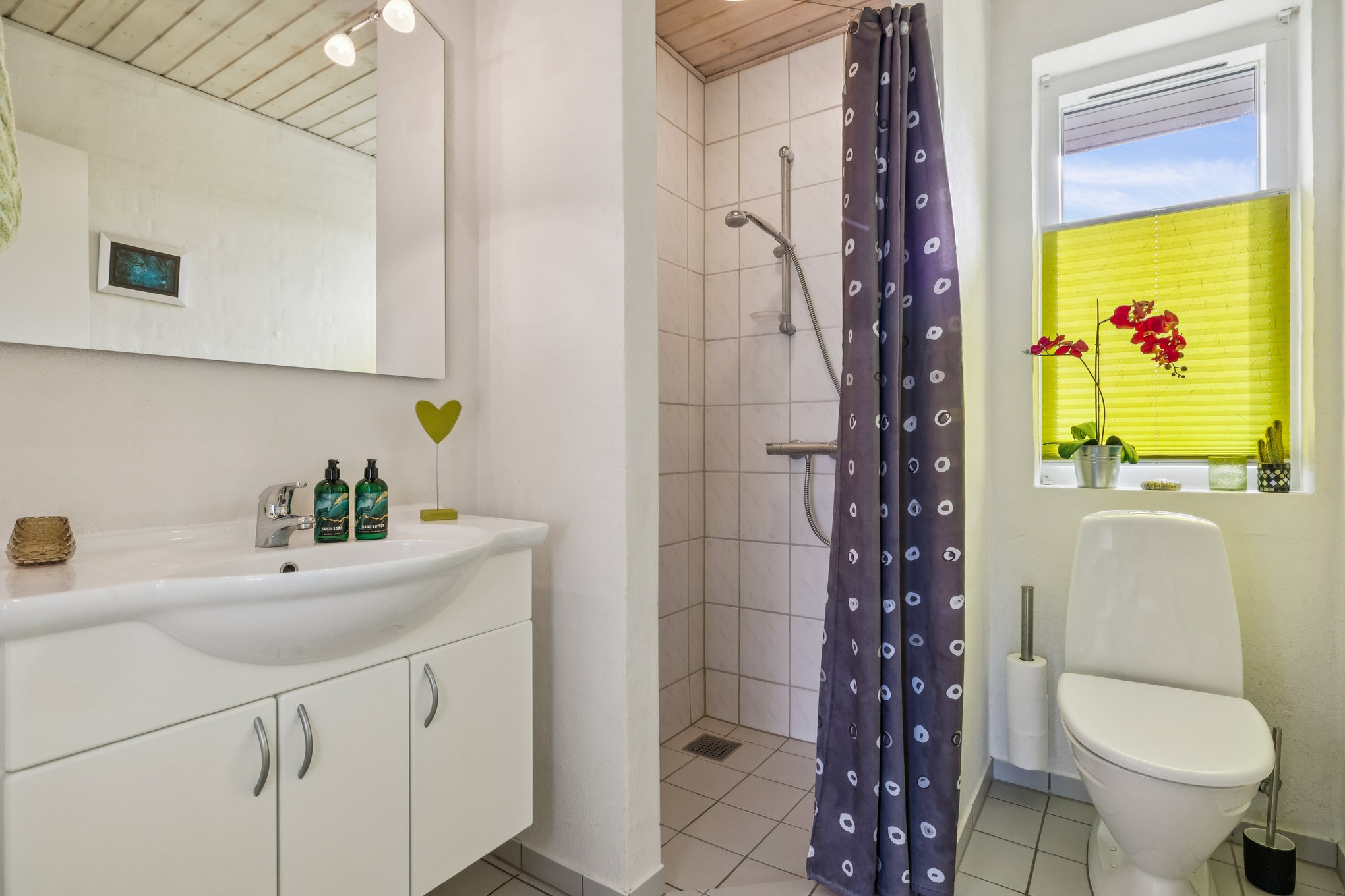 Fremhævet badeværelse billede i fuldskærmstilstand. Billede af Lunden 5A, Haslund, 8940 Randers SV