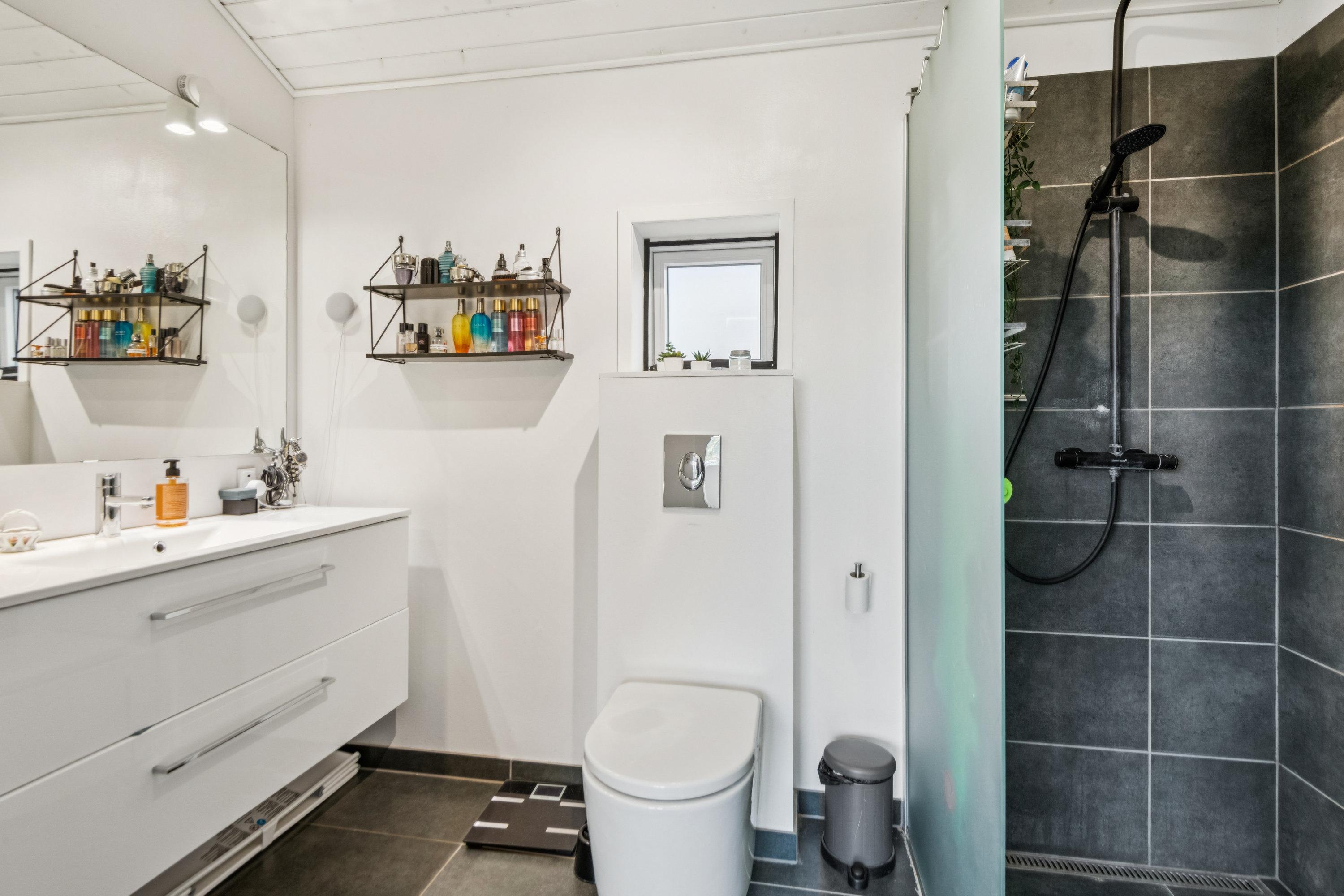 Fremhævet badeværelse billede i fuldskærmstilstand. Billede af Rugvangen 12, 9240 Nibe