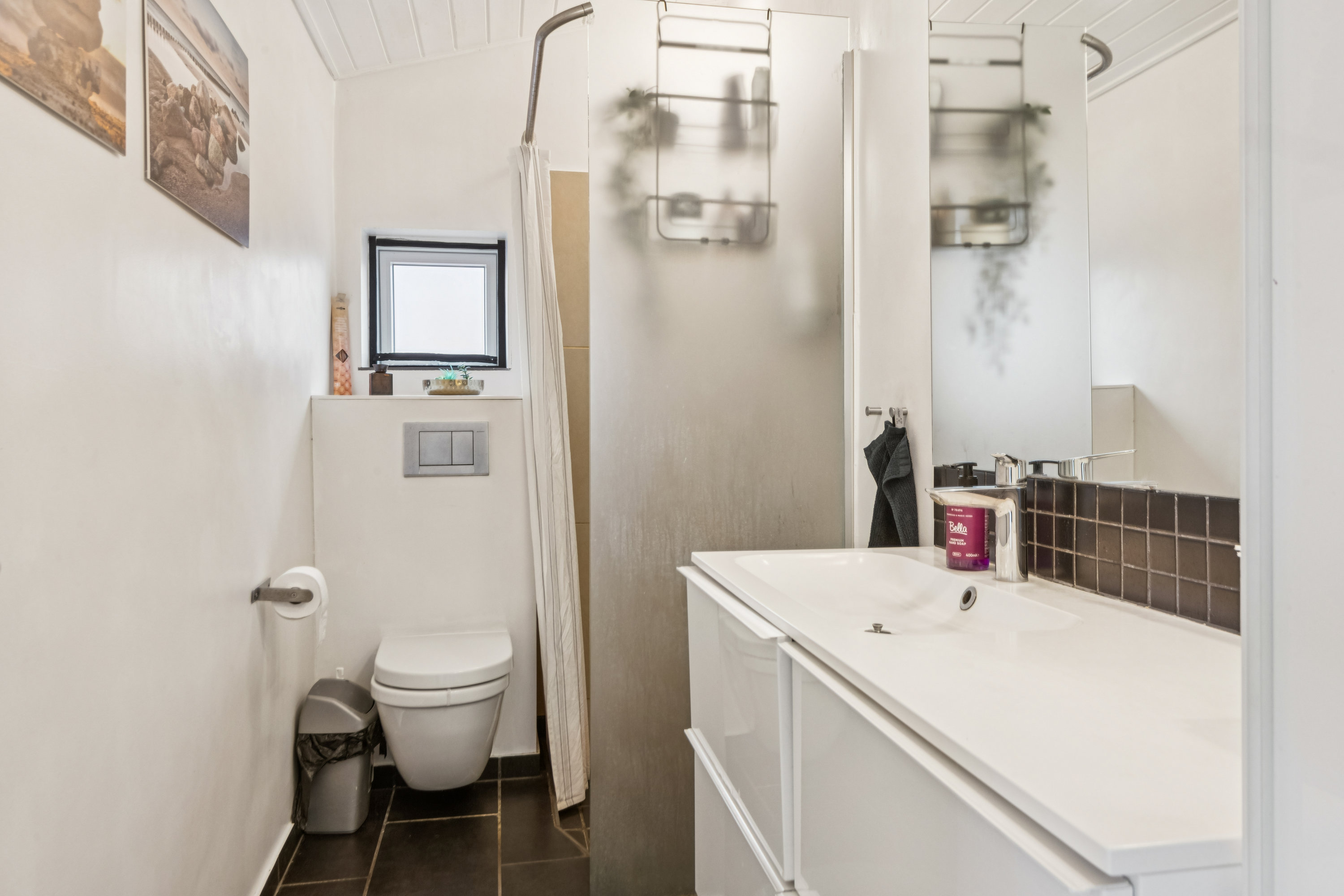 Fremhævet badeværelse billede i fuldskærmstilstand. Billede af Rugvangen 12, 9240 Nibe