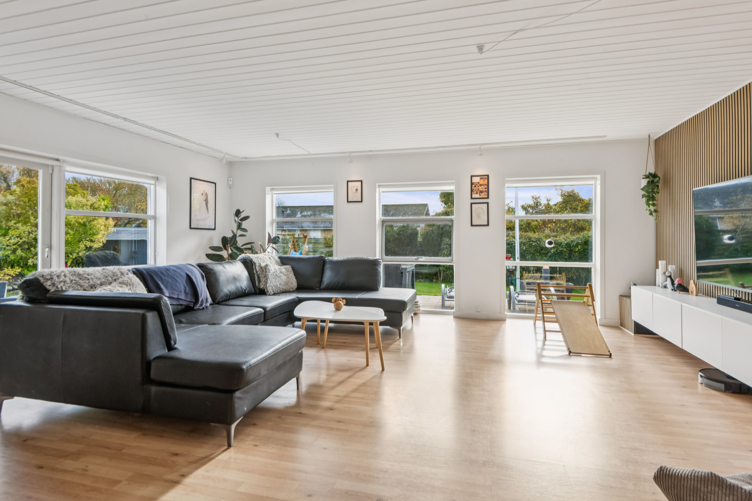 Fremhævet stue billede i fuldskærmstilstand. Billede af Rugvangen 12, 9240 Nibe