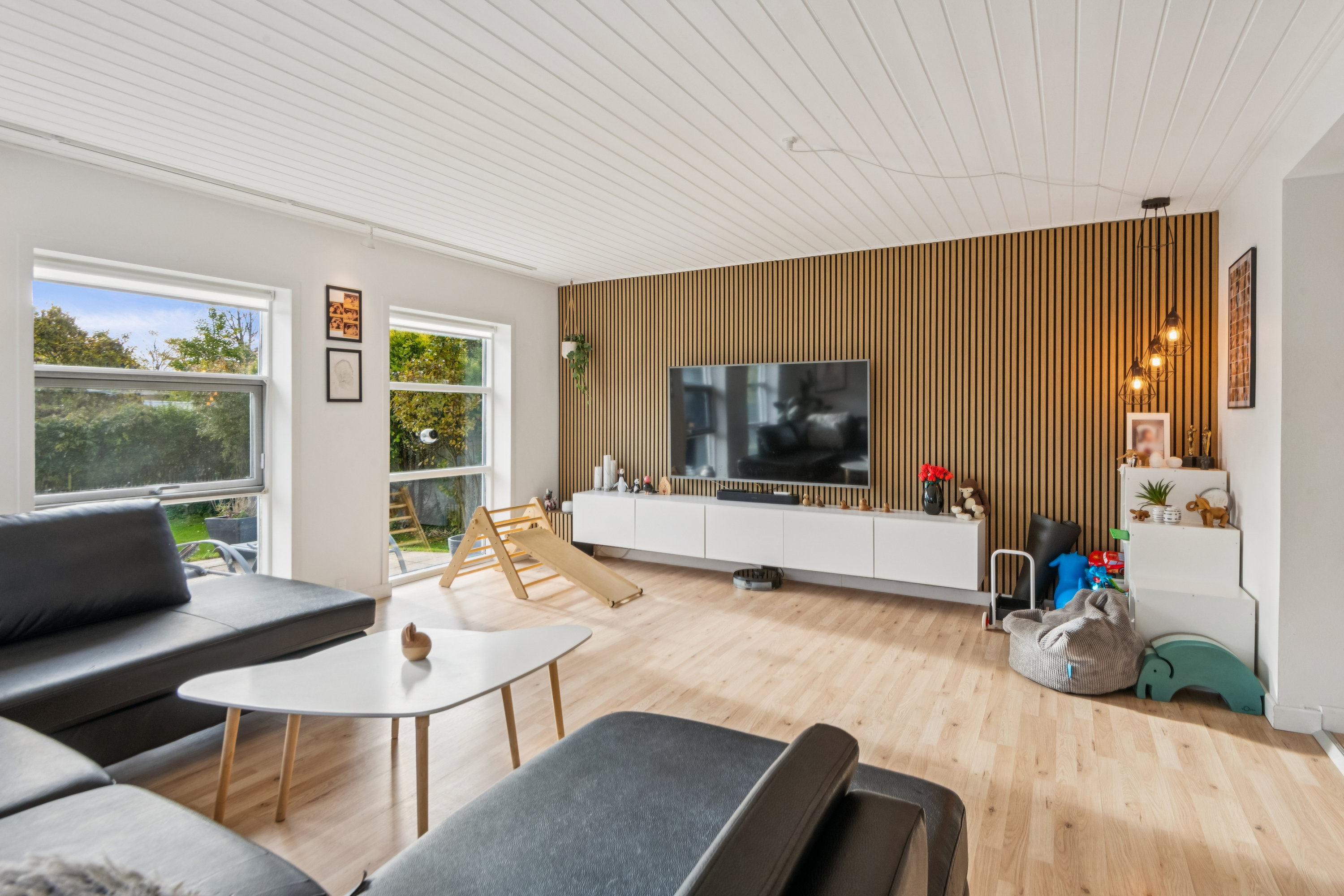 Fremhævet stue billede i fuldskærmstilstand. Billede af Rugvangen 12, 9240 Nibe