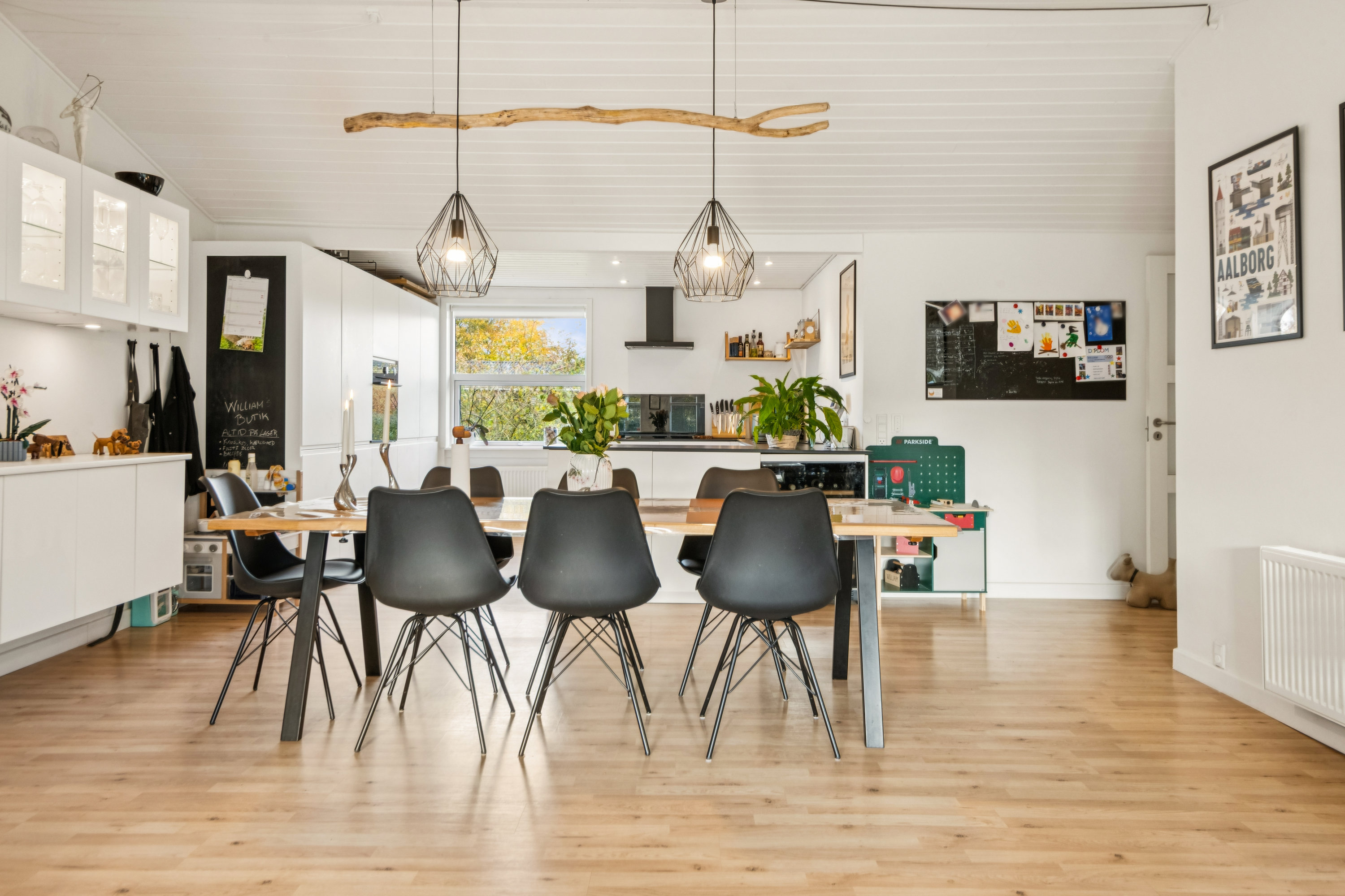 Fremhævet spisestue billede i fuldskærmstilstand. Billede af Rugvangen 12, 9240 Nibe