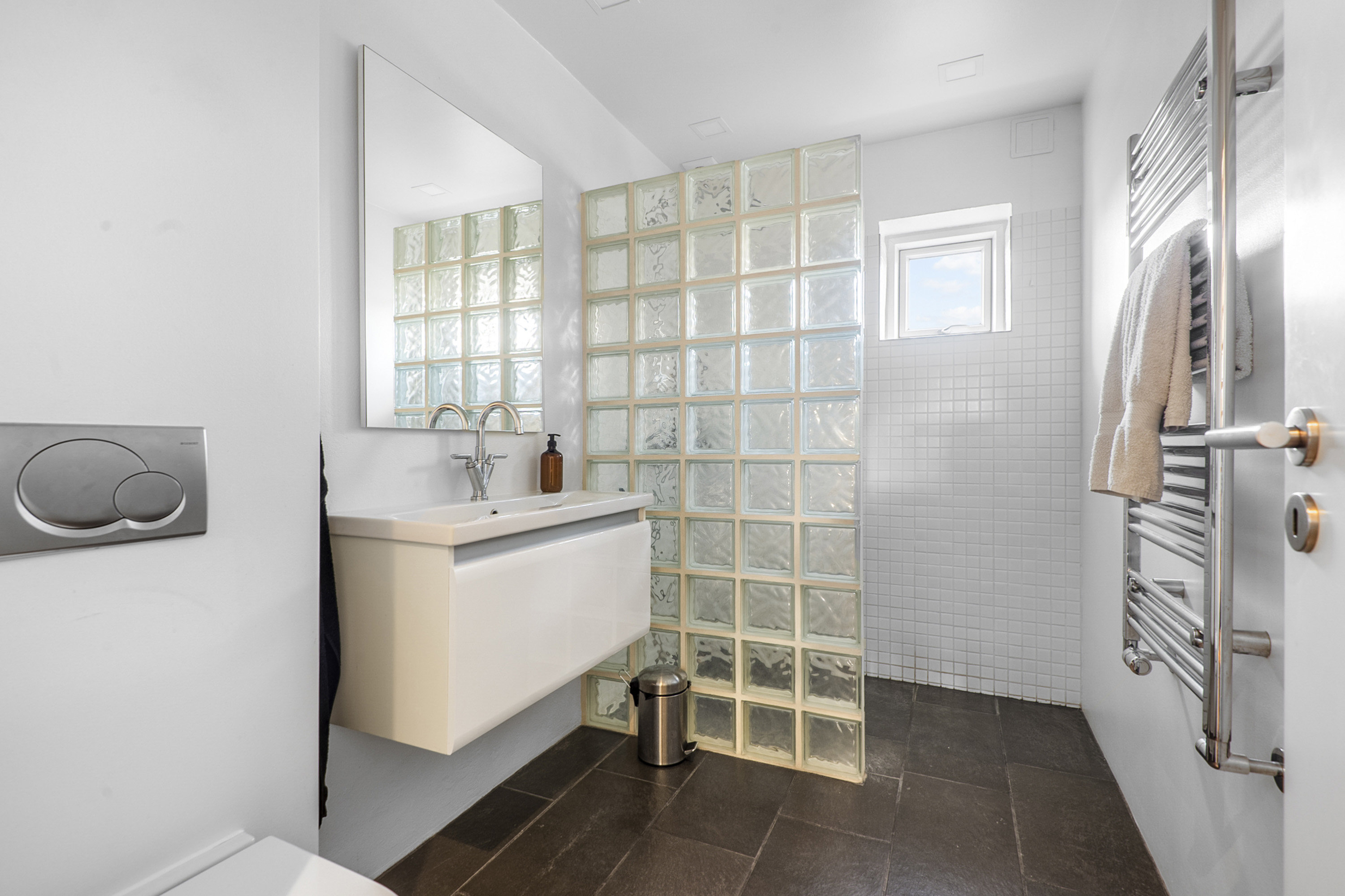 Fremhævet badeværelse billede i fuldskærmstilstand. Billede af Haraldsgade 50, 6700 Esbjerg