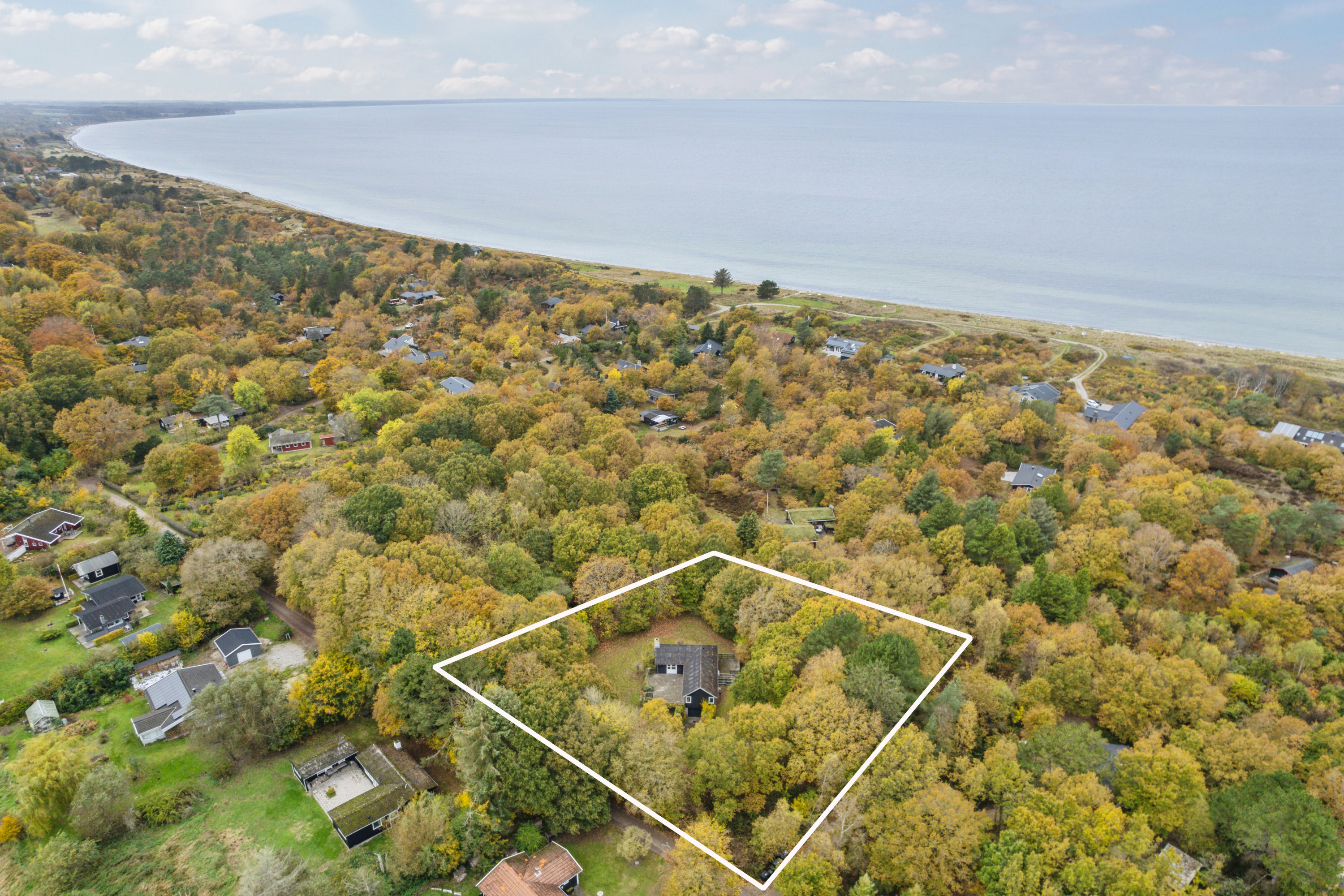 Fremhævet luftfoto billede i fuldskærmstilstand. Billede af Engstien 9, Hegedal Strand, Fjellerup, 8585 Glesborg