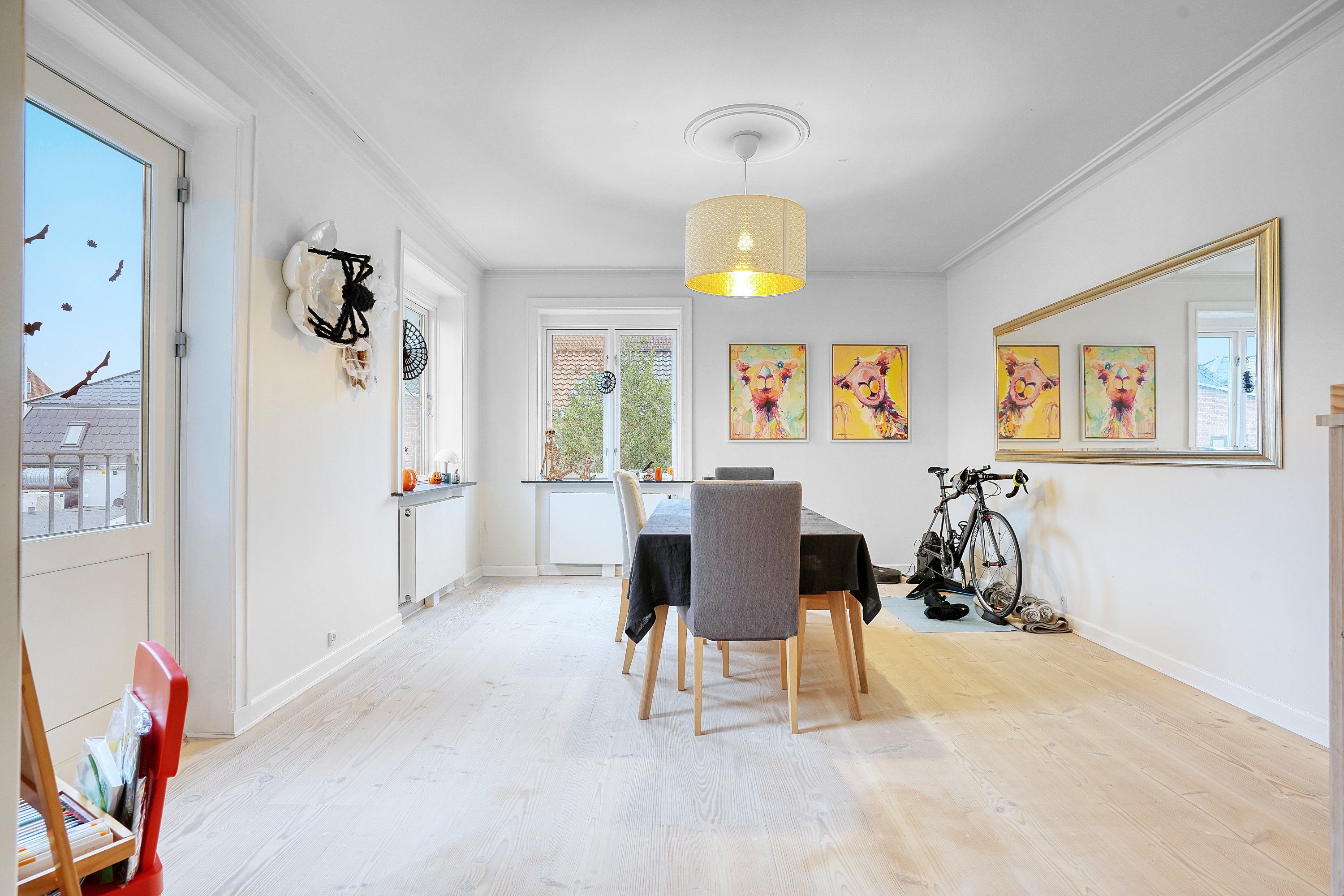 Fremhævet spisestue billede i fuldskærmstilstand. Billede af Dyssegårdsvej 123, 1., 2870 Dyssegård