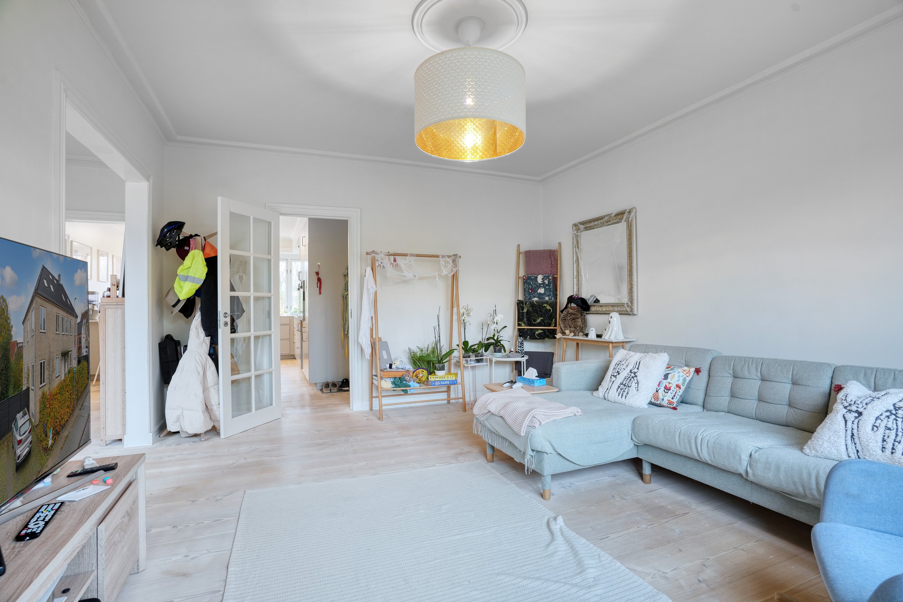 Fremhævet stue billede i fuldskærmstilstand. Billede af Dyssegårdsvej 123, 1., 2870 Dyssegård