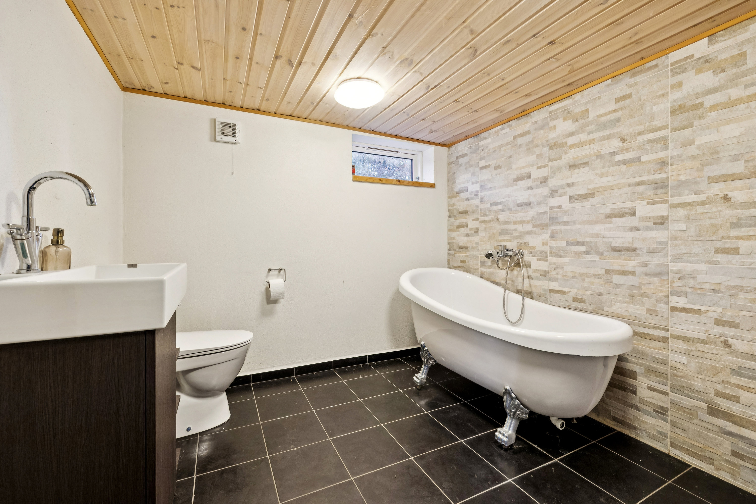 Fremhævet badeværelse billede i fuldskærmstilstand. Billede af Fasanvej 12, Assens, 9550 Mariager