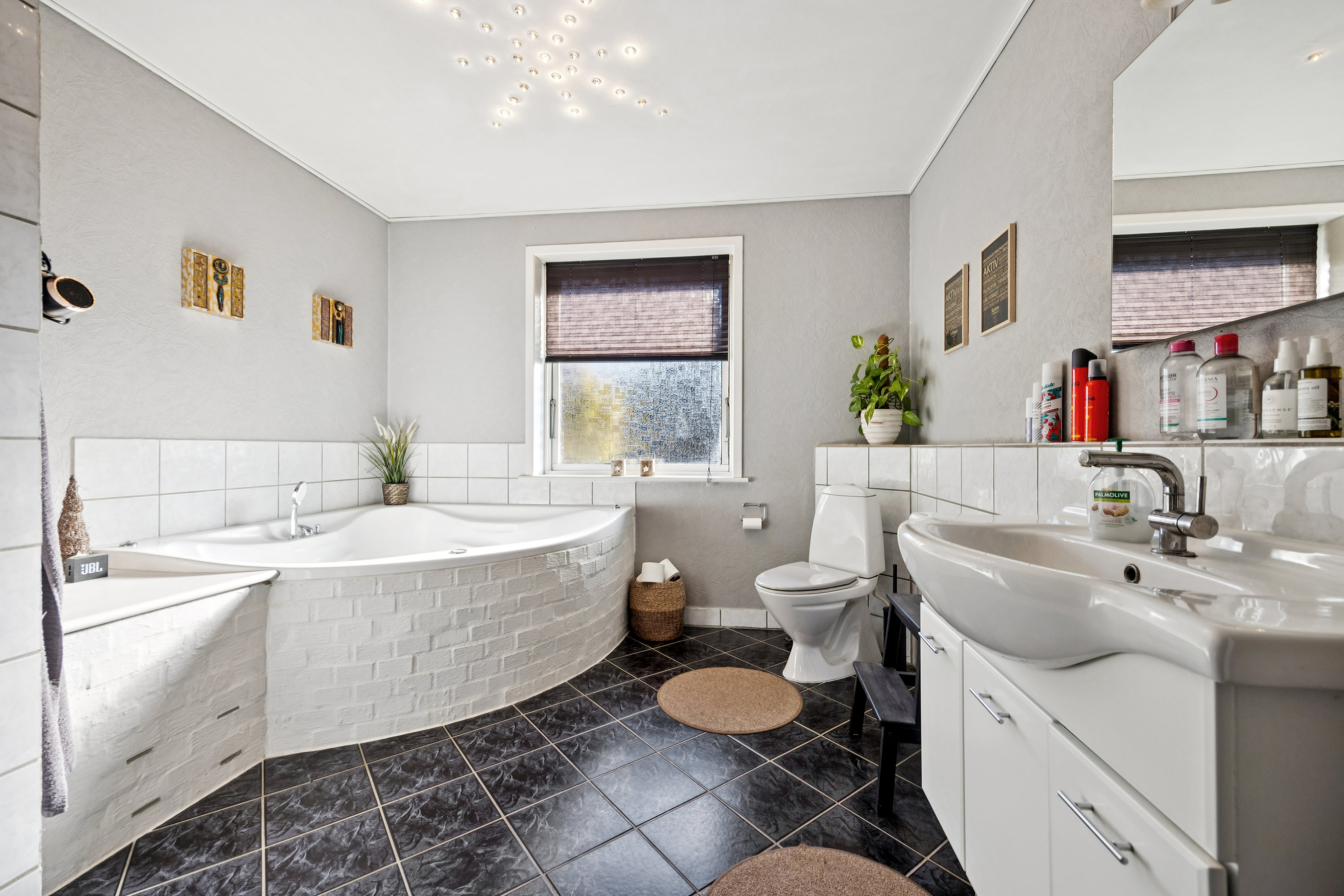 Fremhævet badeværelse billede i fuldskærmstilstand. Billede af Ole Langes Vej 32, 9460 Brovst