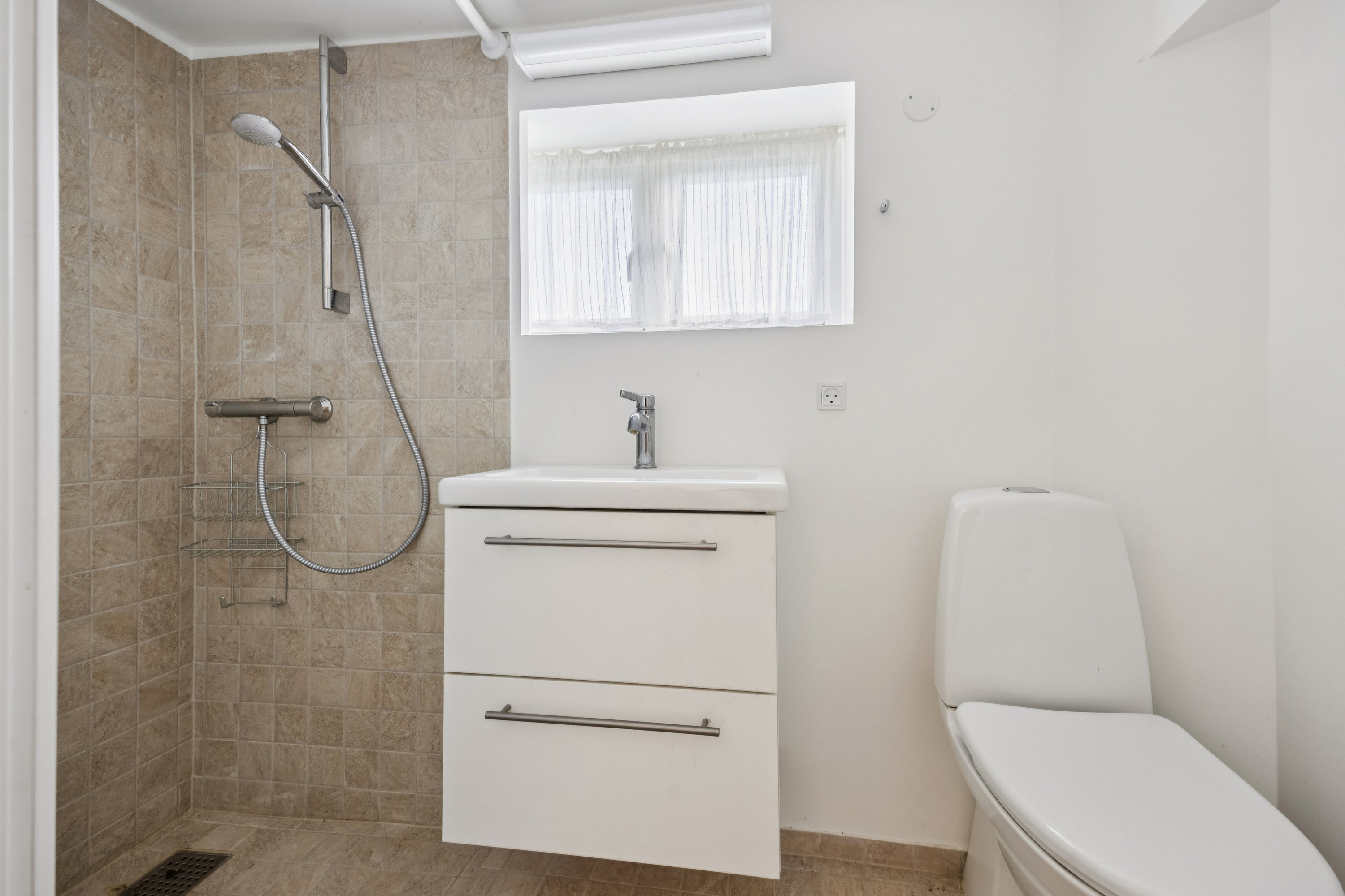 Fremhævet badeværelse billede i fuldskærmstilstand. Billede af Vibevej 3, 9610 Nørager