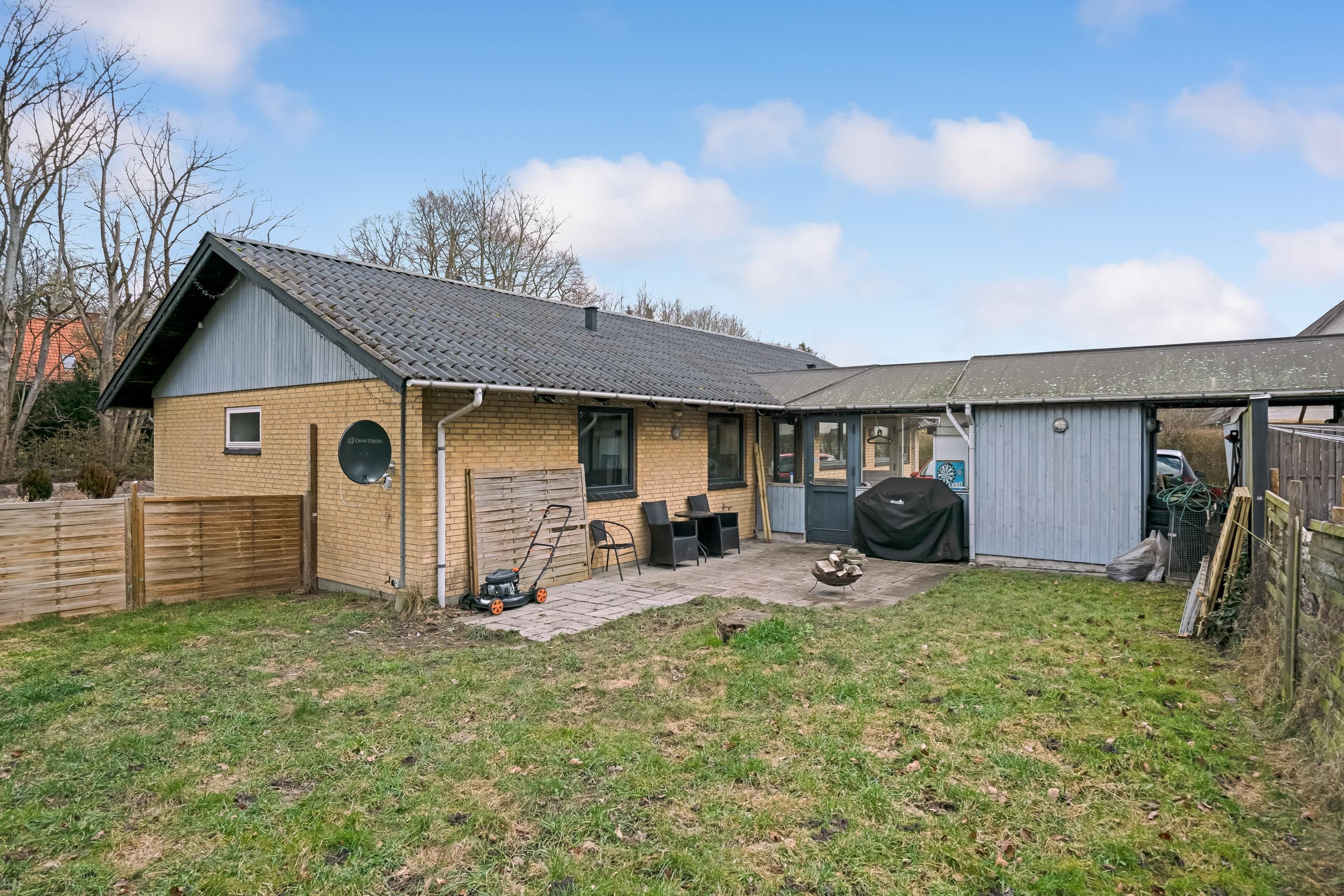 Fremhævet set fra haven billede i fuldskærmstilstand. Billede af Uggerslevvej 35A, Uggerslev, 5450 Otterup