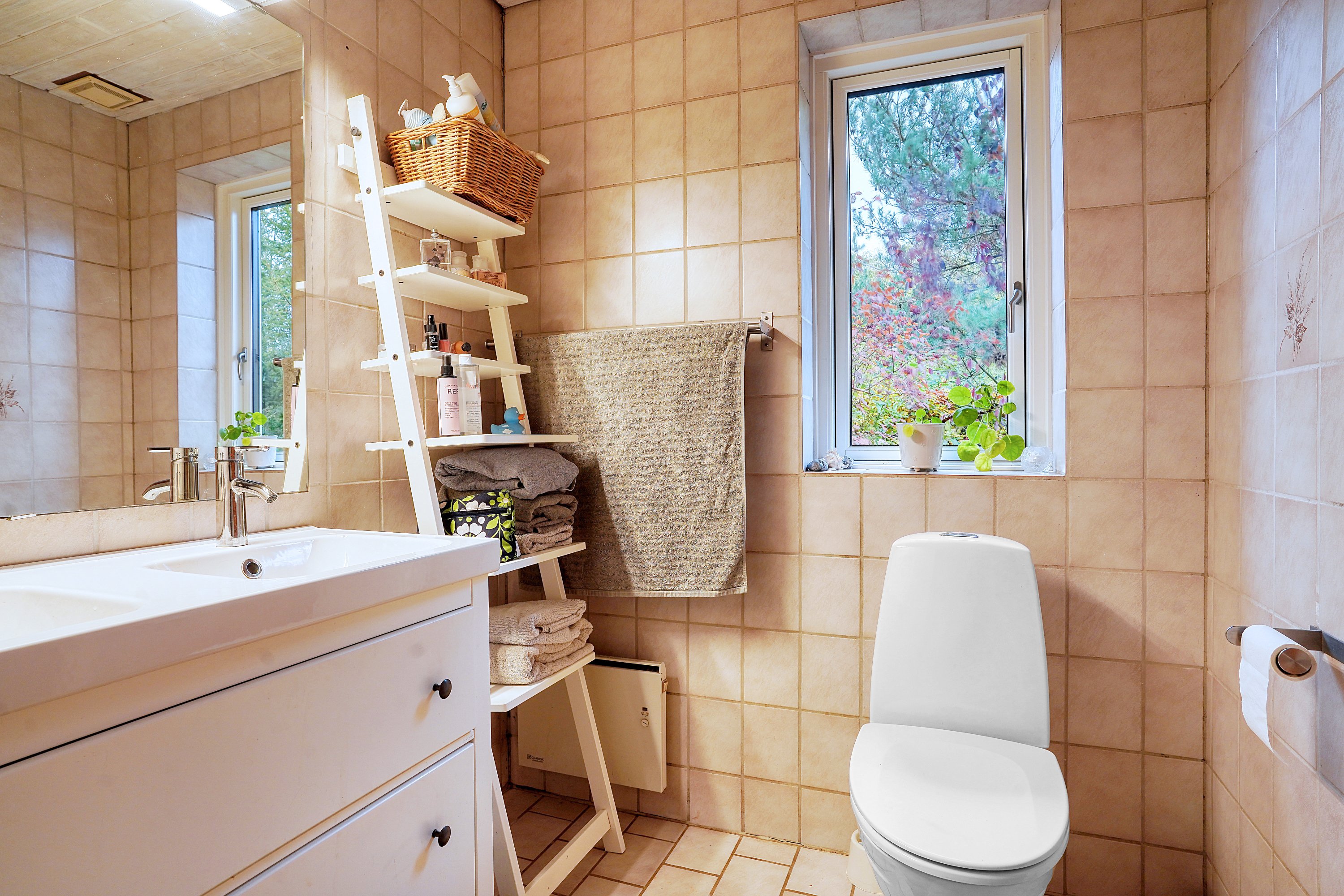 Fremhævet wc billede i fuldskærmstilstand. Billede af Langerødvej 27B, Danstrup, 3480 Fredensborg