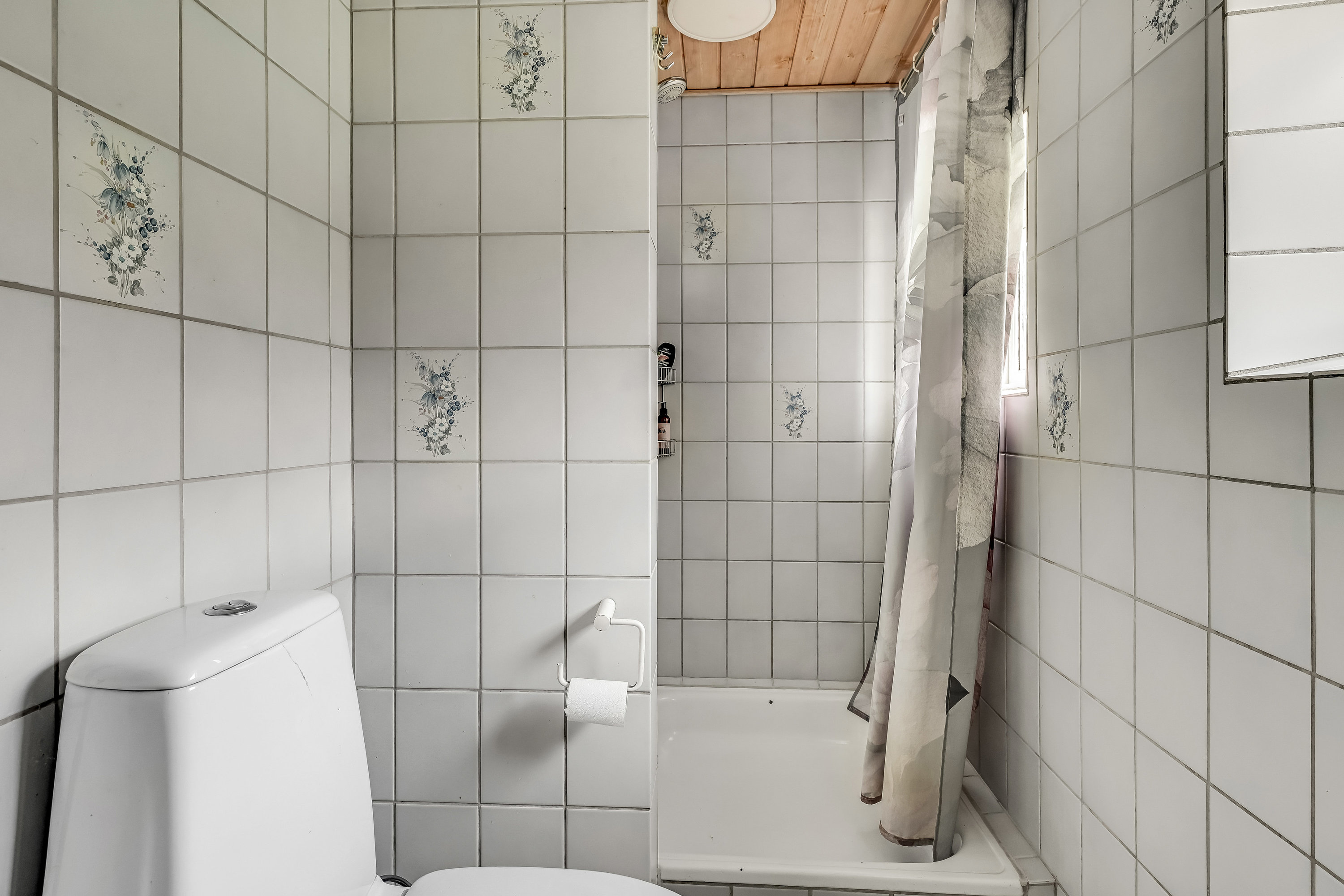 Fremhævet badeværelse billede i fuldskærmstilstand. Billede af Engvangen 33, Stend-Krogag, 7200 Grindsted